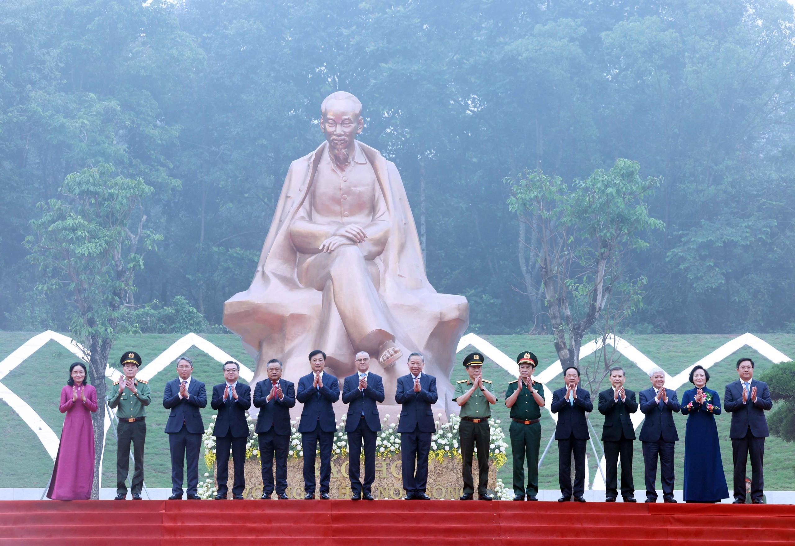 Khánh thành tượng đài 'Bác Hồ với ngày hội non sông' tại Khu di tích Đền Hùng- Ảnh 2.
