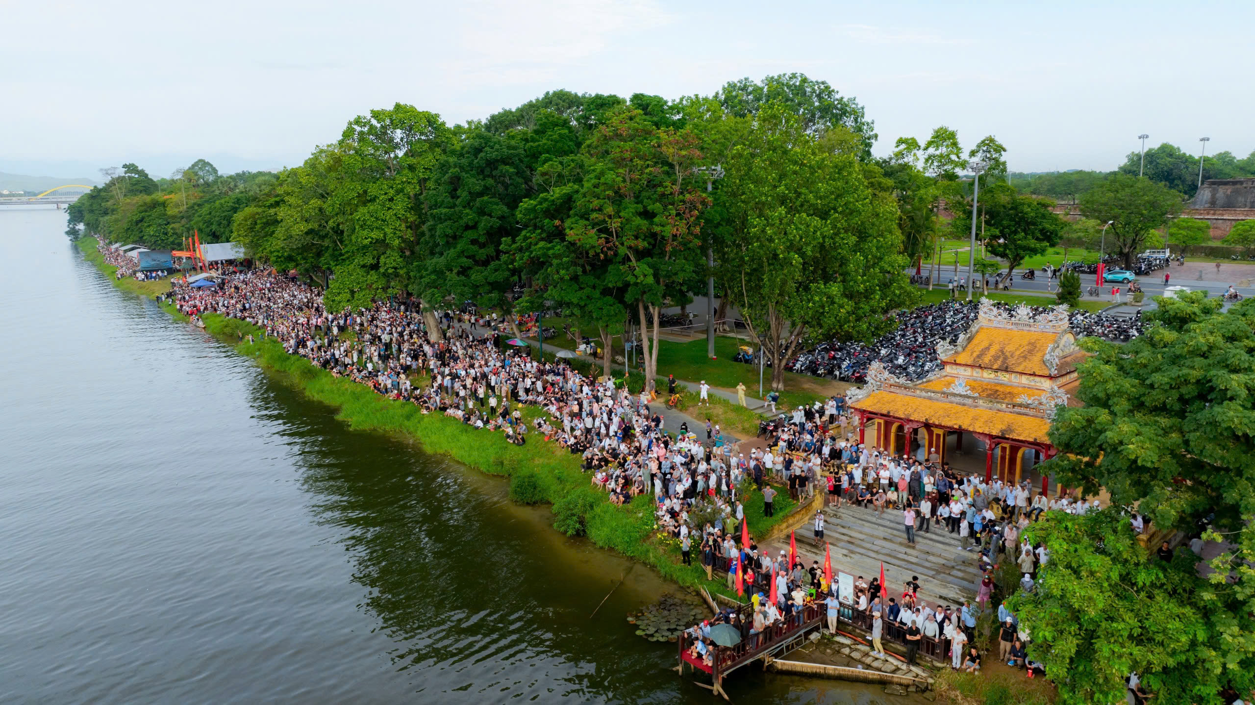 Huế rộn ràng giải đua ghe sông Hương và mở cửa di tích đón khách dịp 2.9 - Ảnh 1.