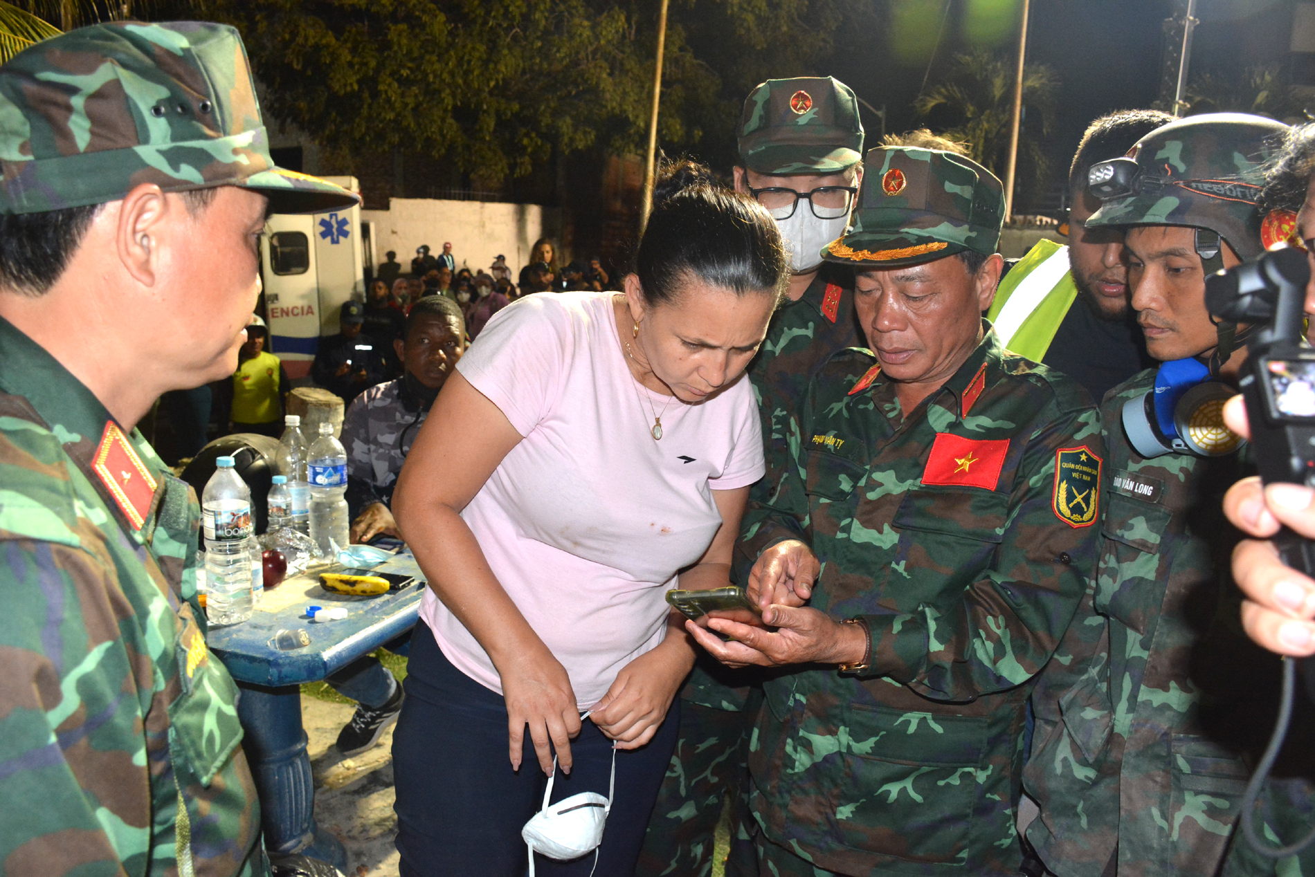 Vị tướng 3 lần dẫn quân đi cứu hộ nước ngoài: 'Phần thưởng lớn nhất là những cái ôm’- Ảnh 4.
