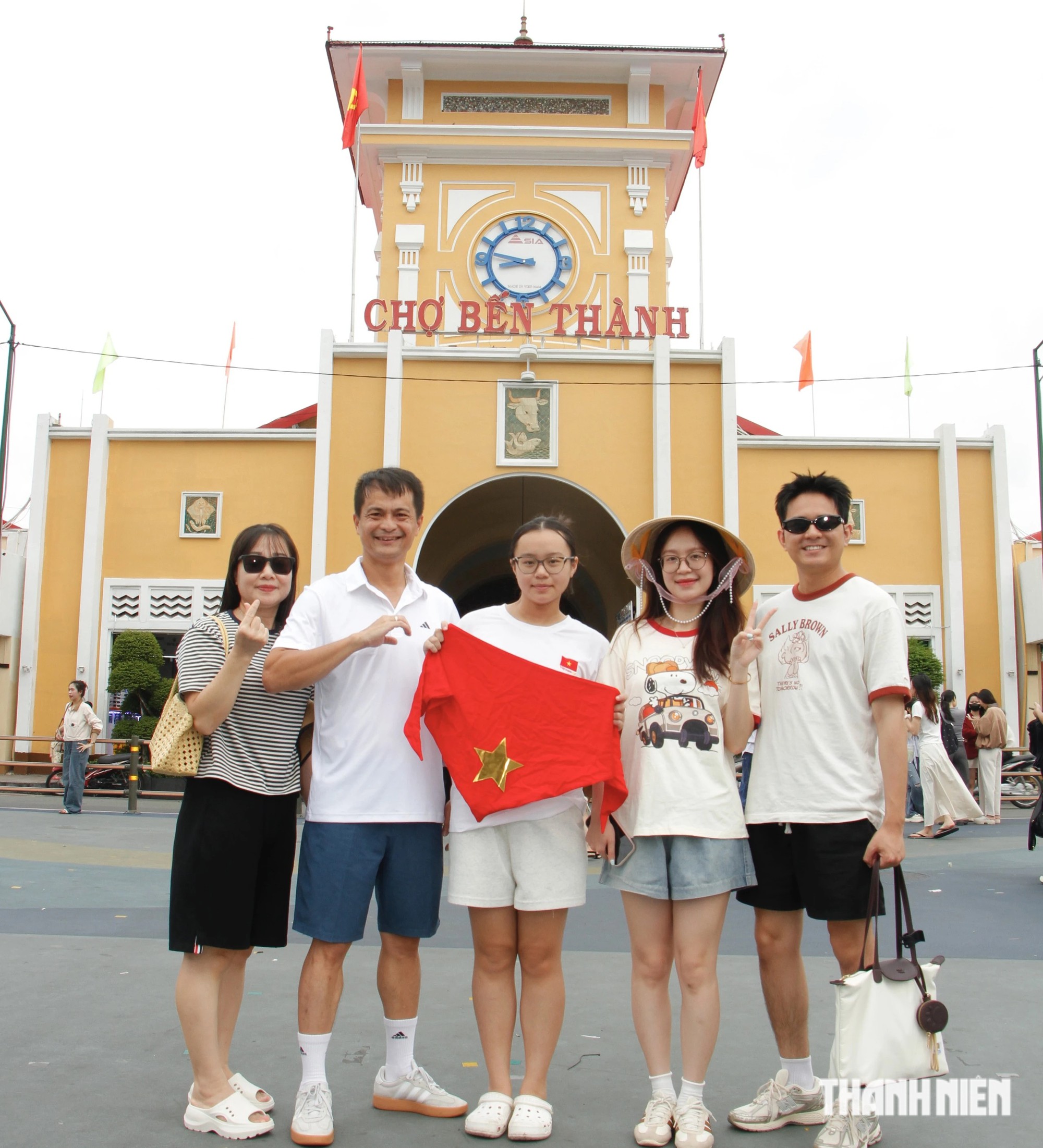 Người trẻ diện đồ, kéo nhau check-in Chợ Bến Thành, Dinh Độc Lập lễ 2.9 - Ảnh 4.