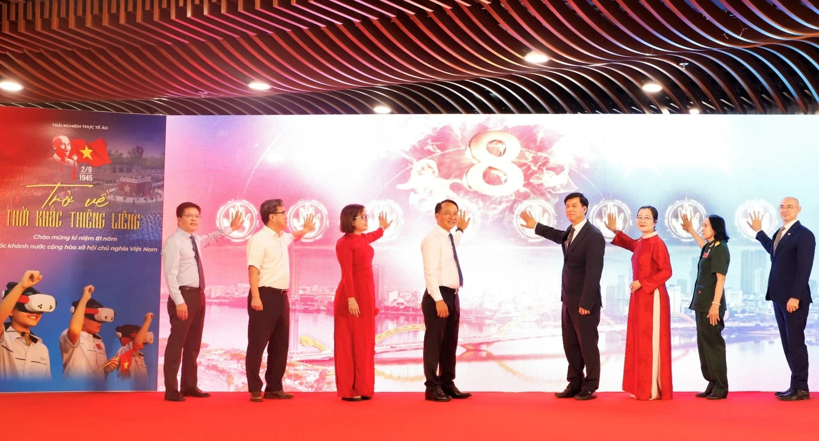 Đeo kính VR, người dân Đà Nẵng bất ngờ 'xuyên không' về Ba Đình 81 năm trước - Ảnh 1.