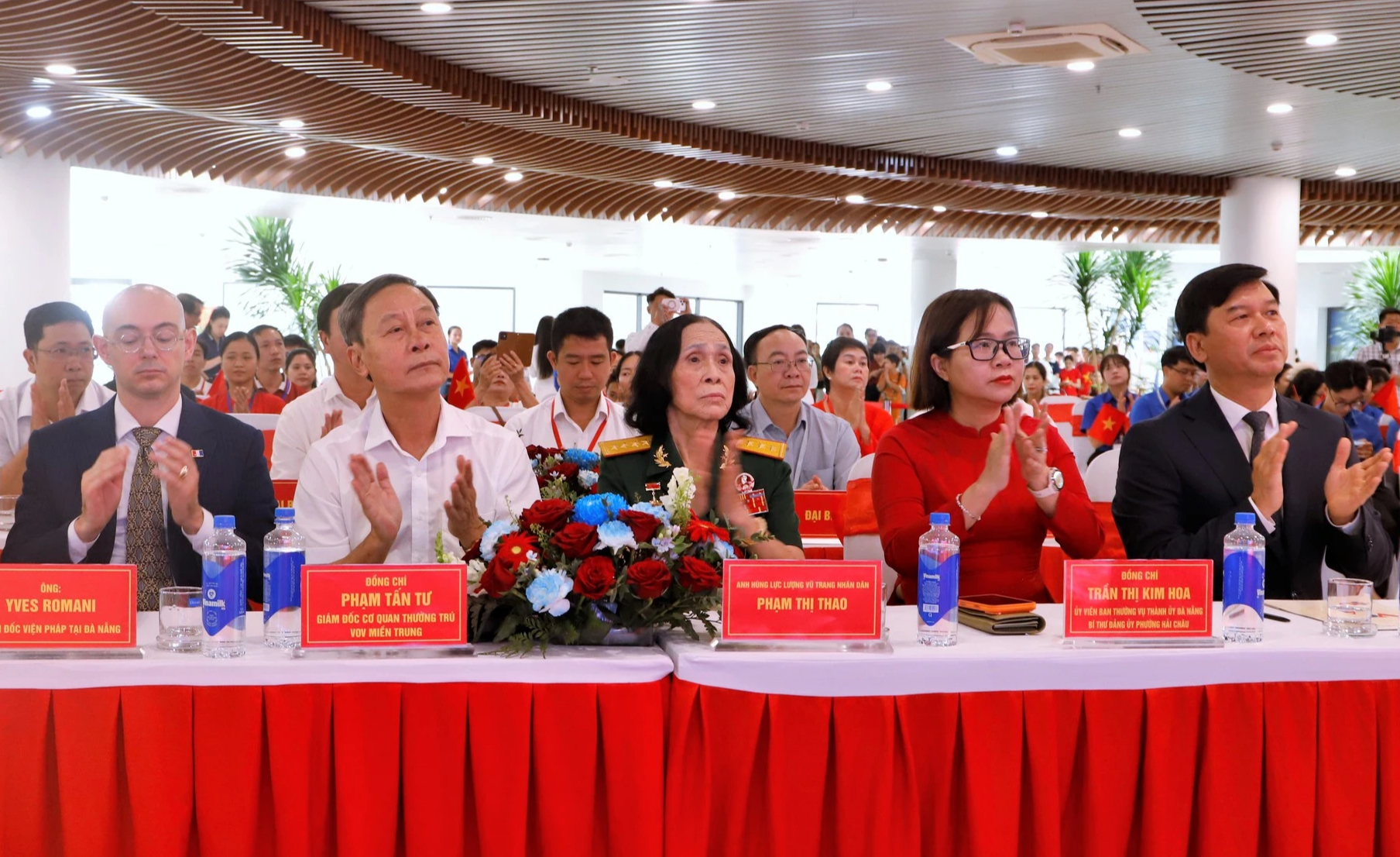 Đeo kính VR, người dân Đà Nẵng bất ngờ 'xuyên không' về Ba Đình 81 năm trước - Ảnh 3.