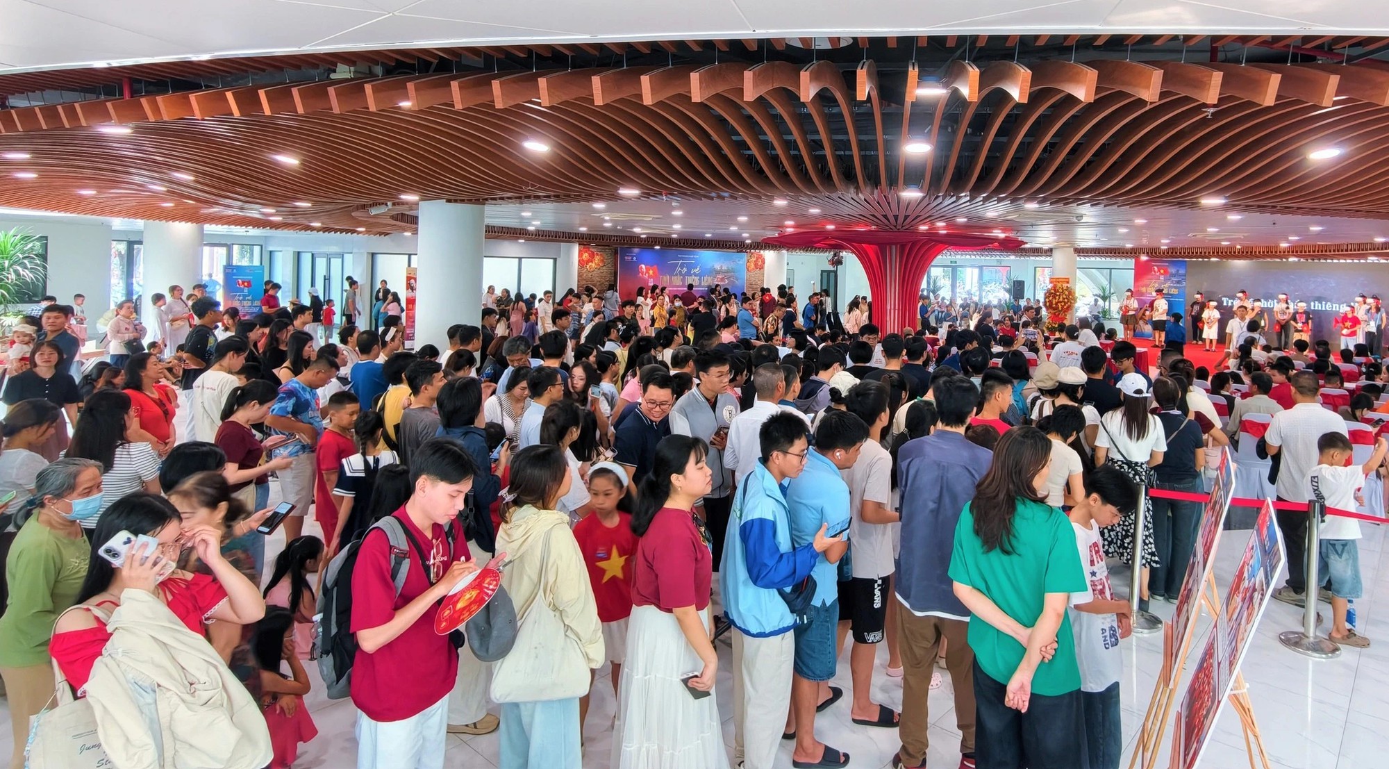 Đeo kính VR, người dân Đà Nẵng bất ngờ 'xuyên không' về Ba Đình 81 năm trước - Ảnh 5.