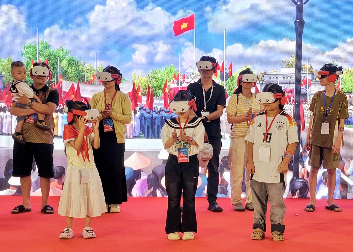 Đeo kính VR, người dân Đà Nẵng bất ngờ 'xuyên không' về Ba Đình 81 năm trước - Ảnh 6.