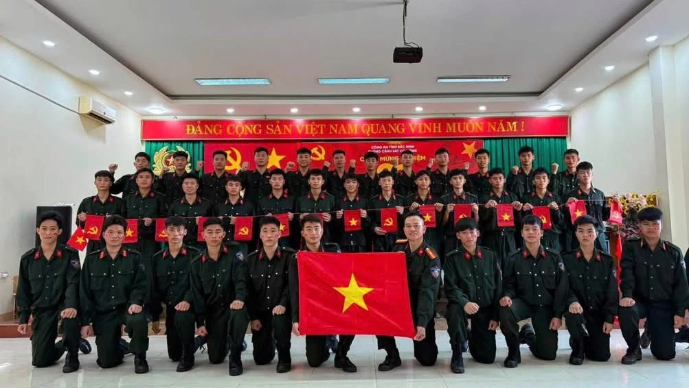 Từ địa đầu Đông bắc đến cực Nam: Nhịp Quốc ca trong ngày Tết Độc lập - Ảnh 2.
