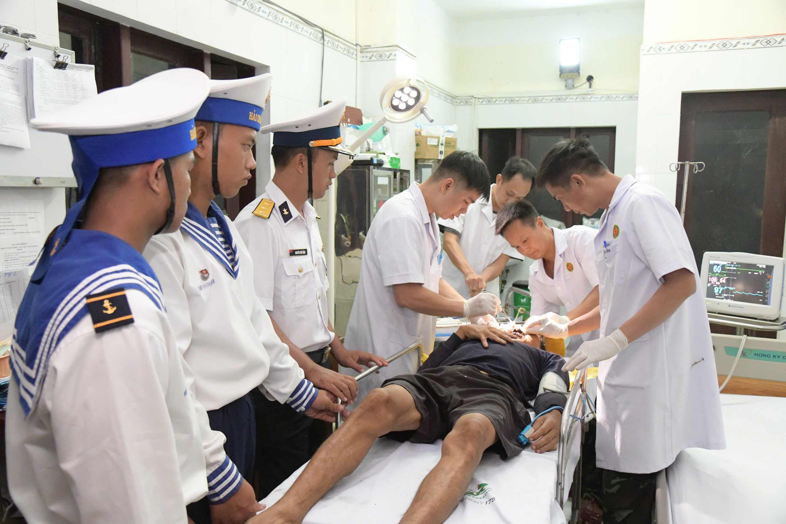 Ngư dân Gia Lai chấn thương sọ não được cấp cứu tại Trường Sa - Ảnh 2.