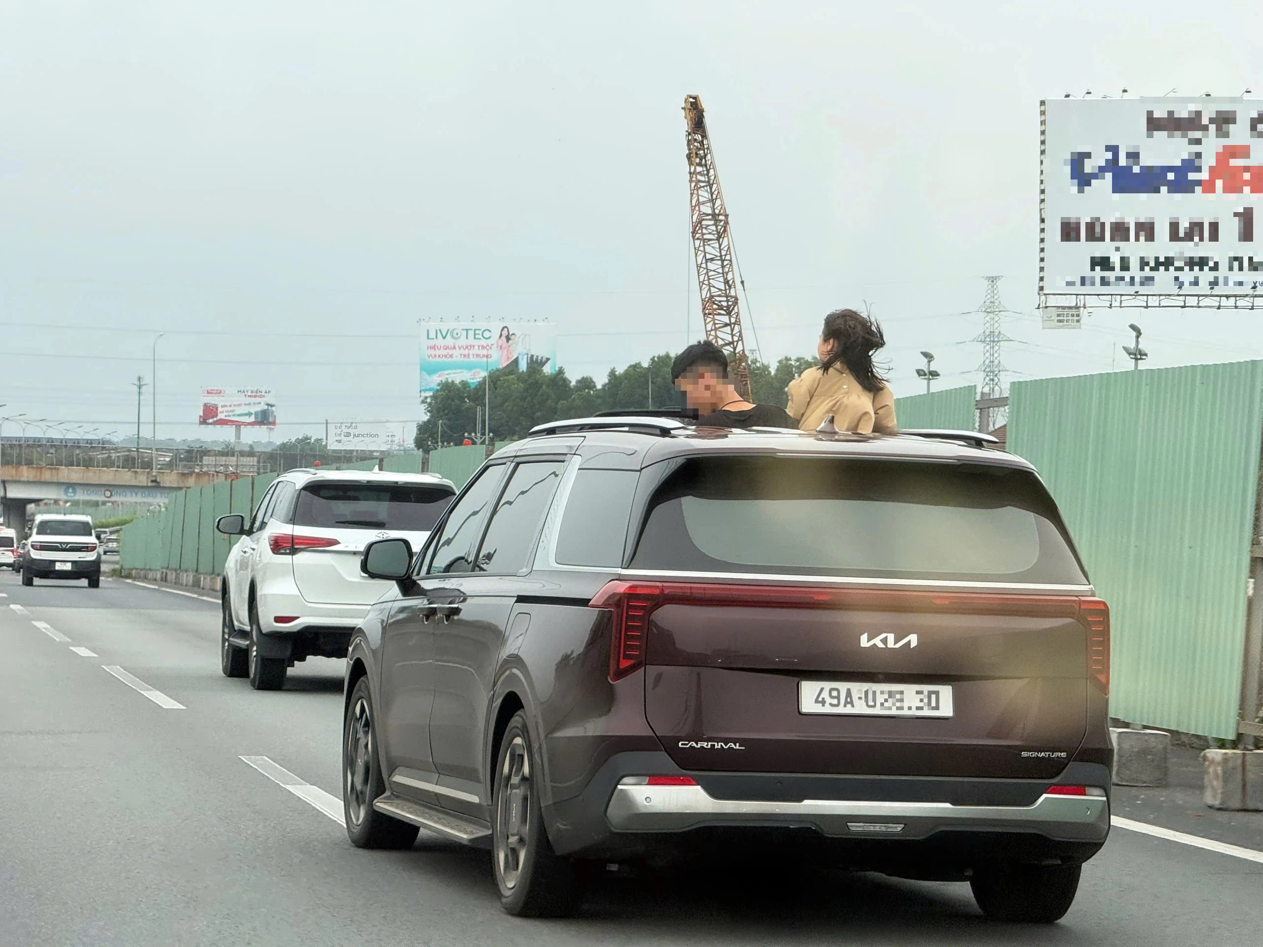 Trẻ thò đầu qua cửa sổ trời khi xe chạy cao tốc, nữ tài xế bị phạt- Ảnh 1.