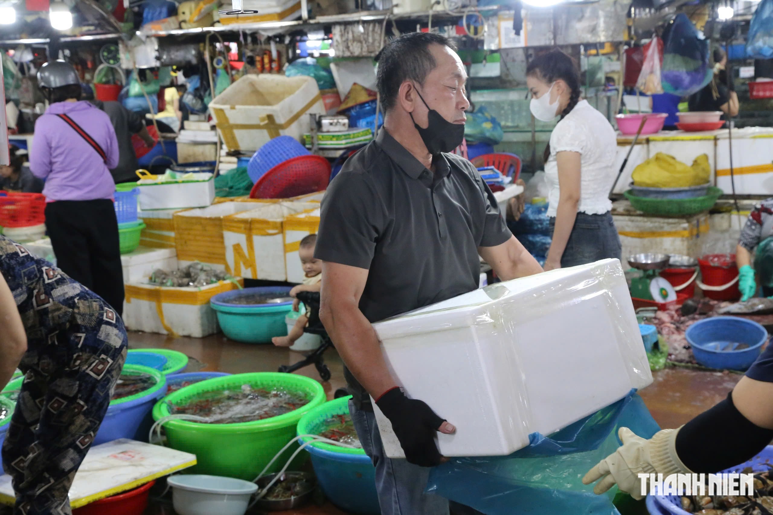 Chợ hải sản Quảng Ninh đông nghịt khách, tiểu thương đóng hàng mỏi tay- Ảnh 2.