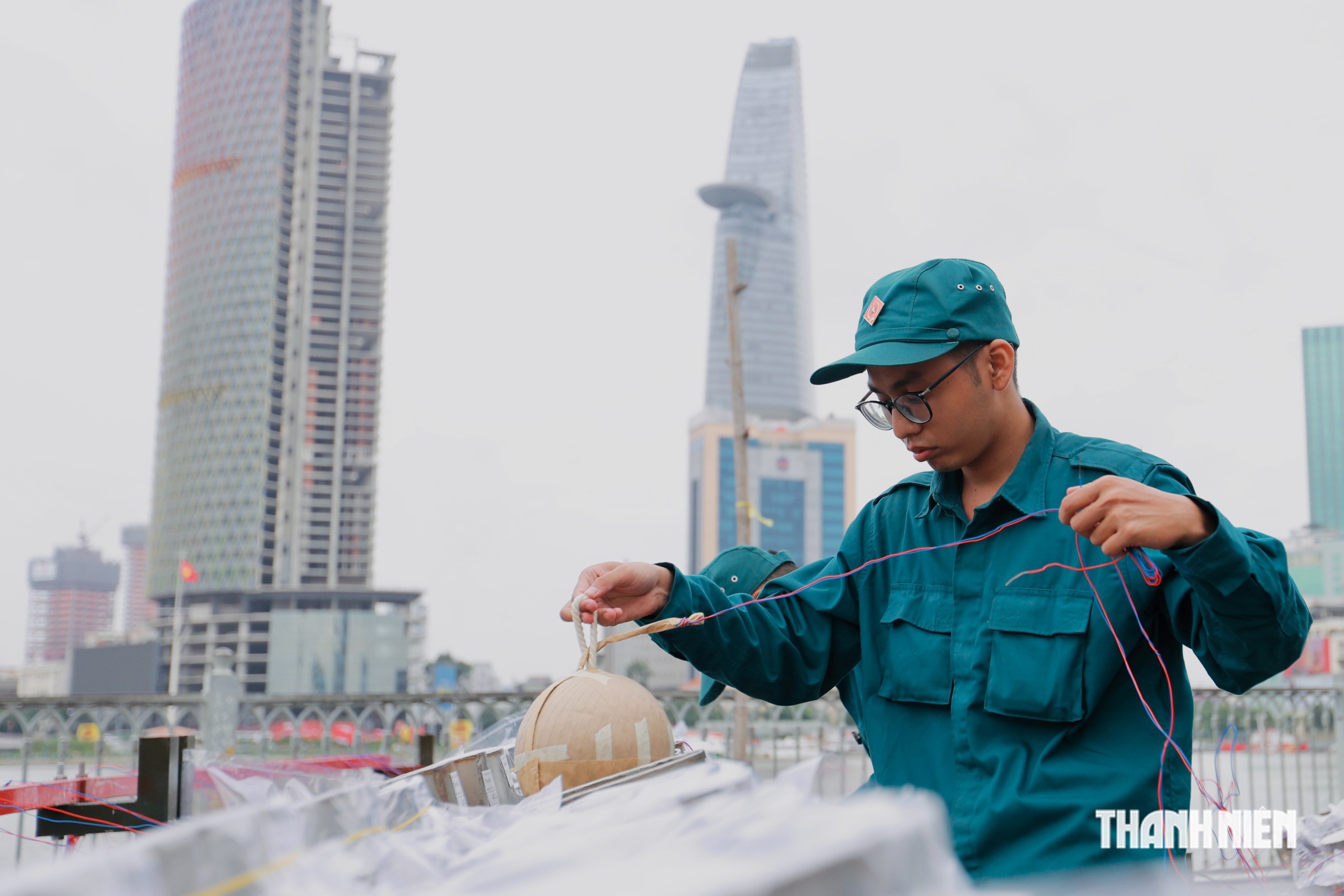 Pháo hoa Quốc khánh ở sông Sài Gòn tạo hình cây tre, vận hành tự động 100% - Ảnh 1.