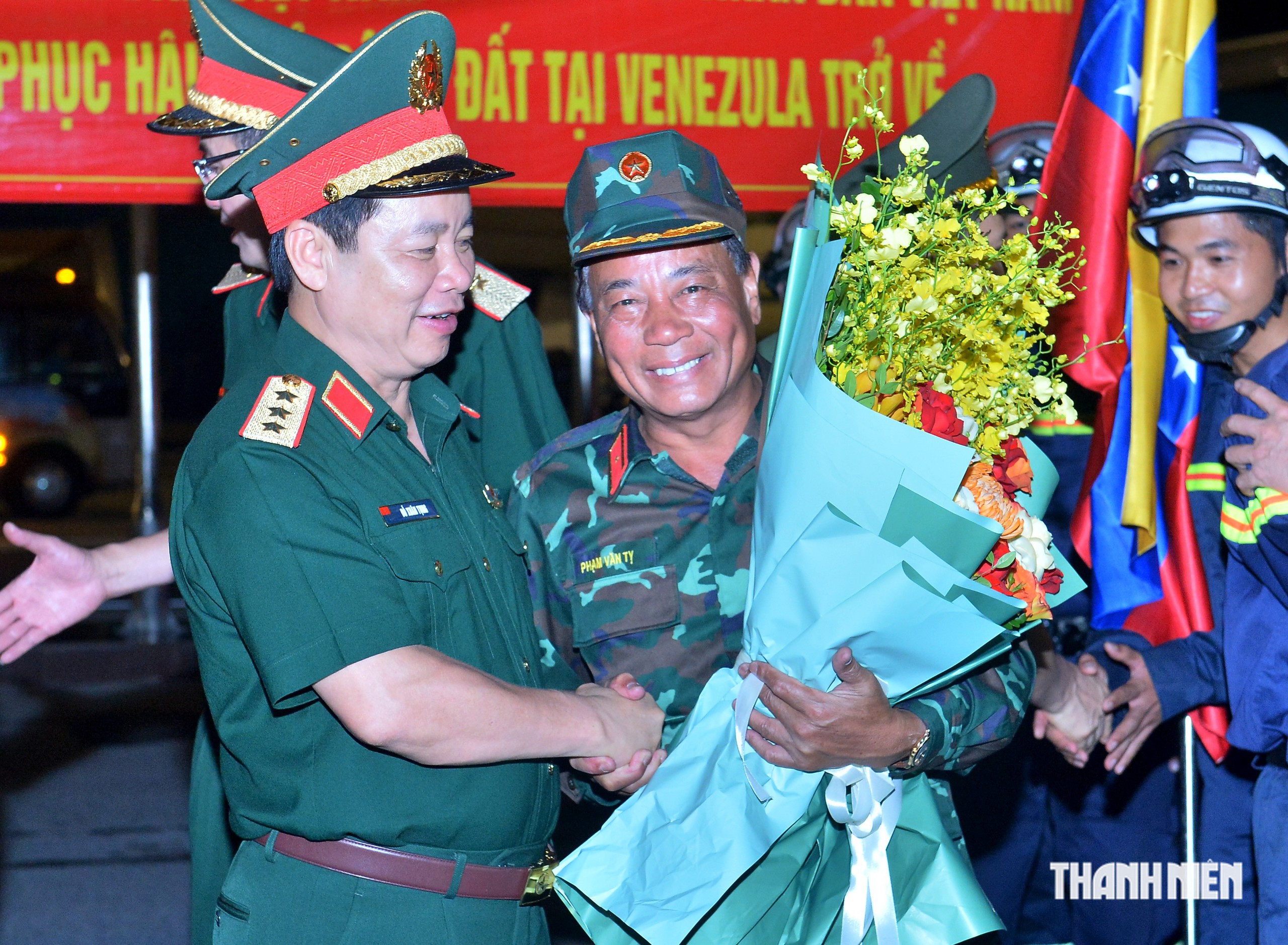 Vị tướng 3 lần dẫn quân đi cứu hộ nước ngoài: 'Phần thưởng lớn nhất là những cái ôm’- Ảnh 6.