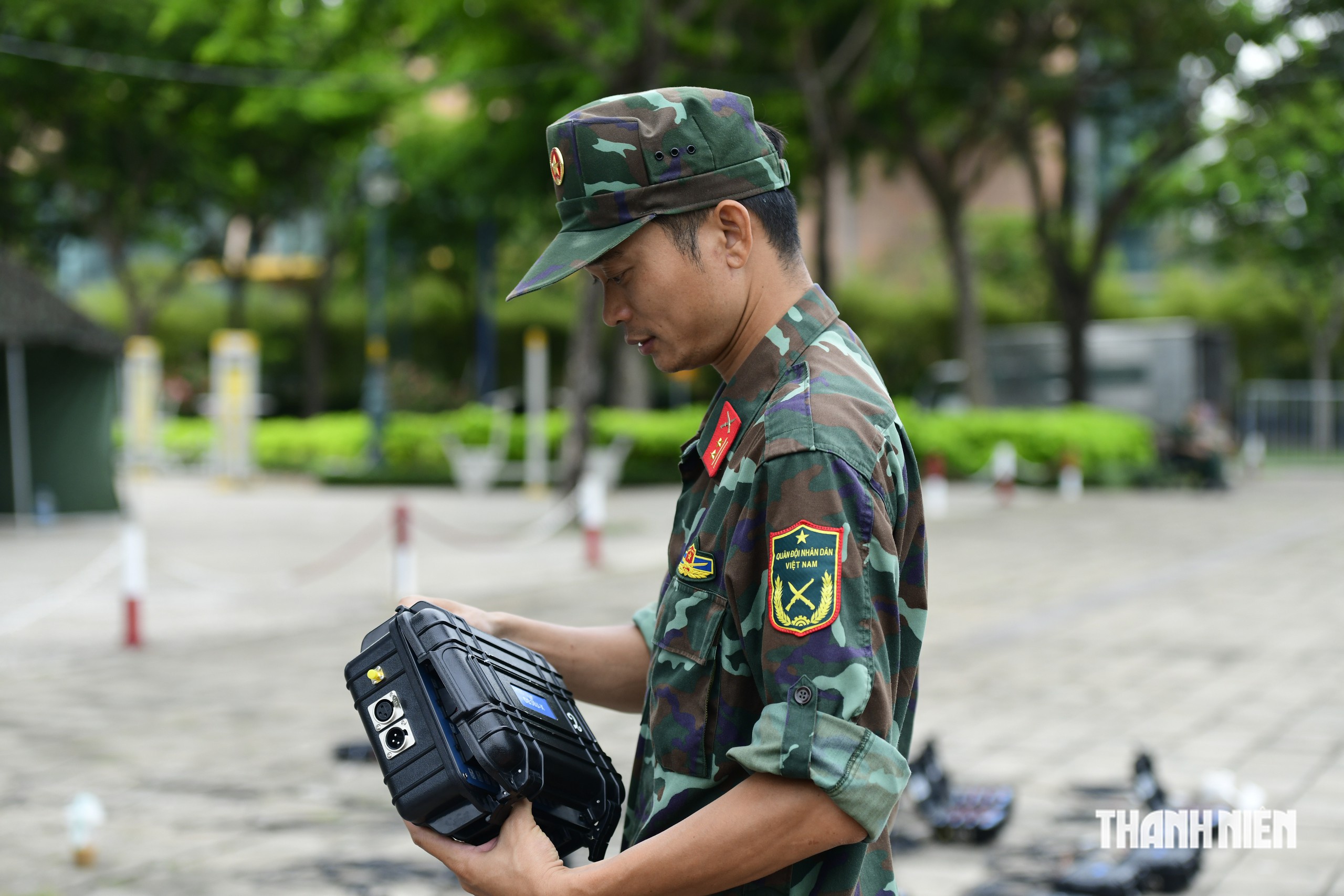 Pháo hoa Quốc khánh ở sông Sài Gòn tạo hình cây tre, vận hành tự động 100% - Ảnh 2.