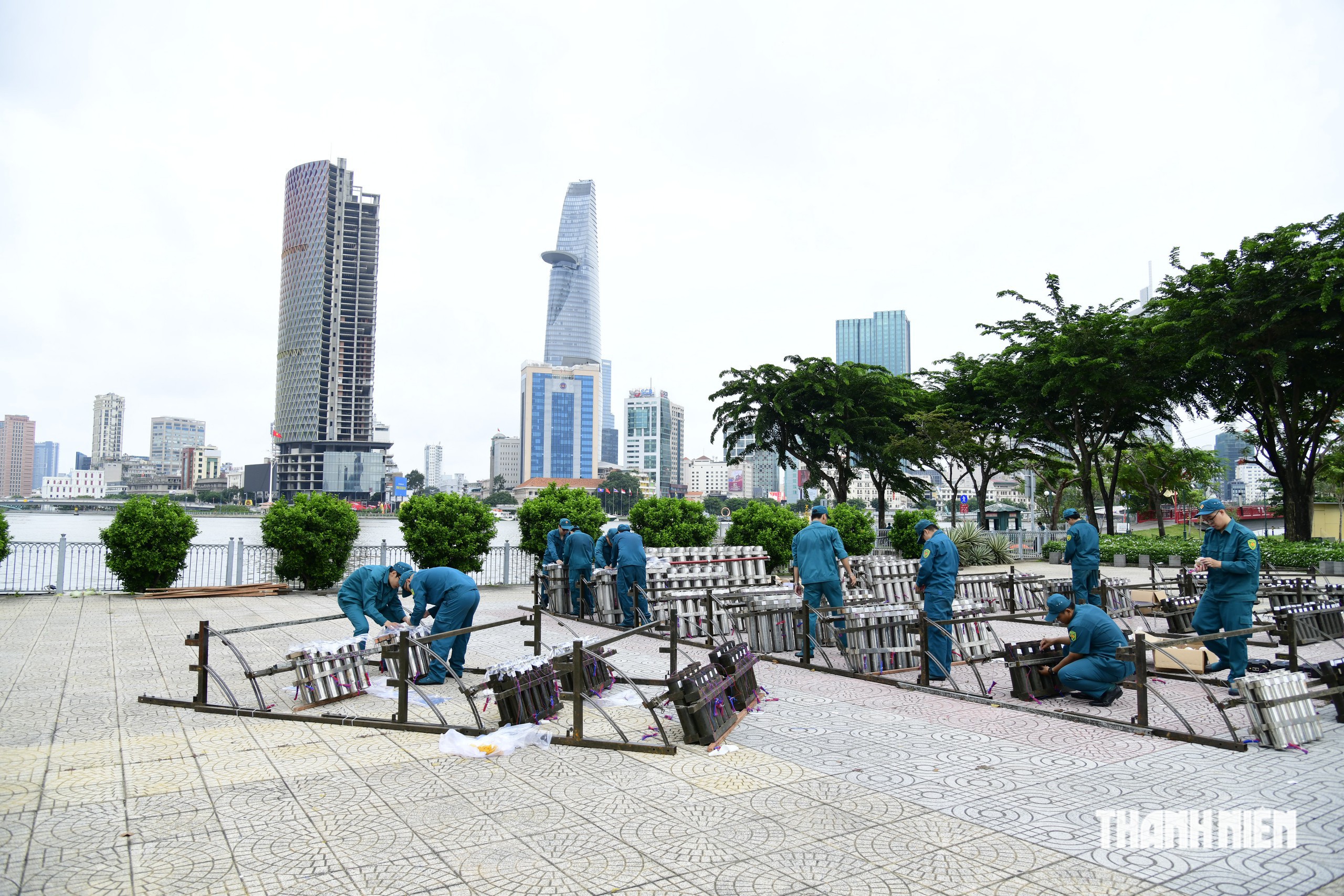 Pháo hoa Quốc khánh ở sông Sài Gòn tạo hình cây tre, vận hành tự động 100% - Ảnh 3.