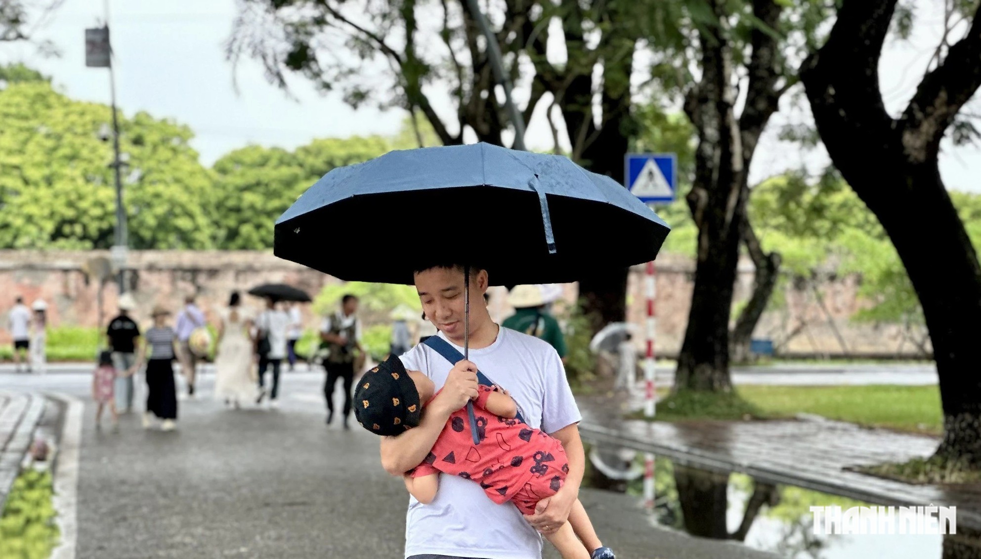 Đội mưa đi - Ảnh 1.