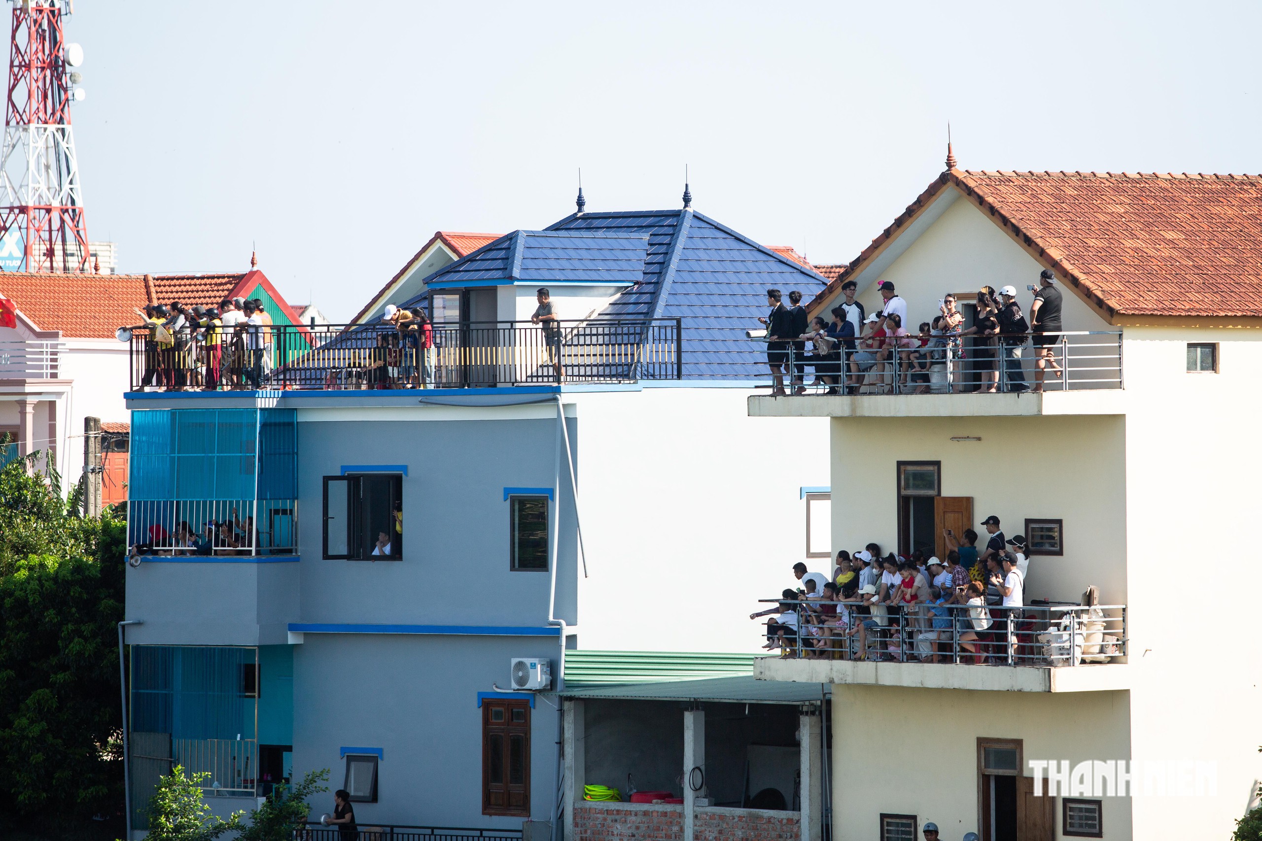 Người dân tát nước, đập nắp nồi cổ vũ lễ hội đua thuyền lớn nhất Quảng trị - Ảnh 9.