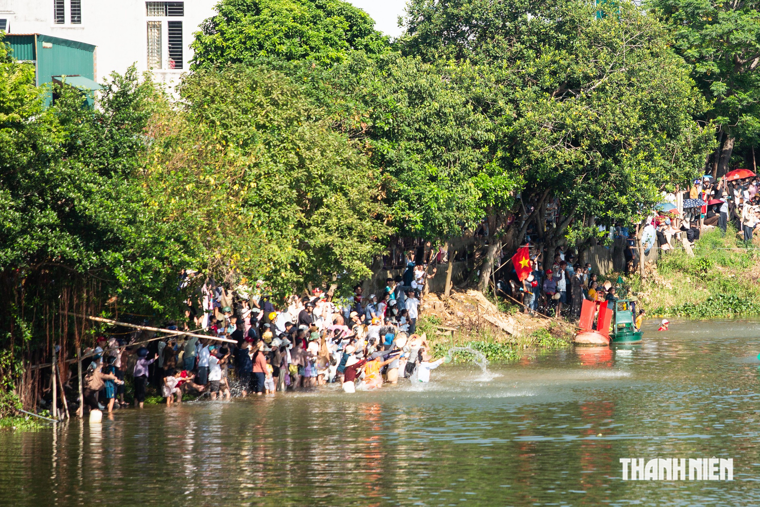 Người dân tát nước, đập nắp nồi cổ vũ lễ hội đua thuyền lớn nhất Quảng trị - Ảnh 2.