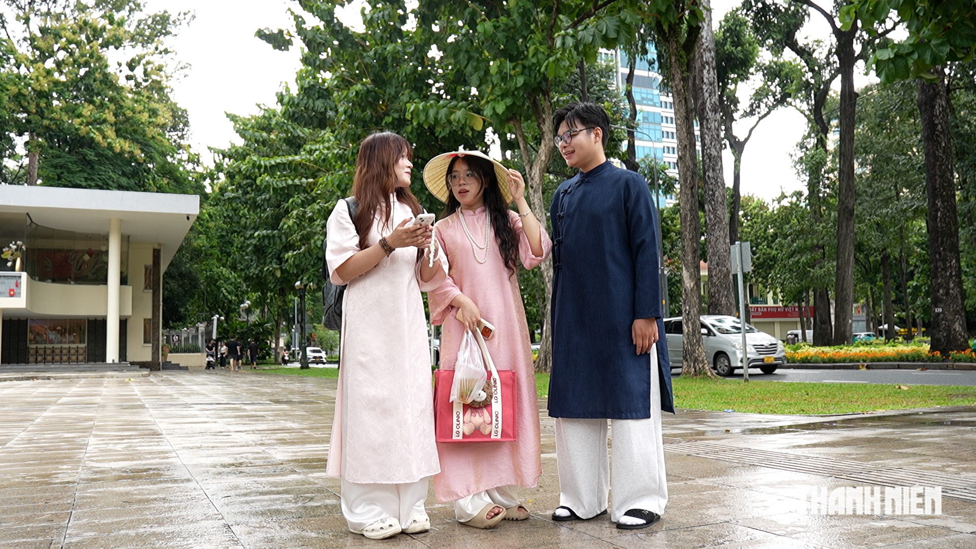 Ngắm TP.HCM rợp cờ đỏ sao vàng ngày Quốc khánh, người dân háo hức - Ảnh 8.