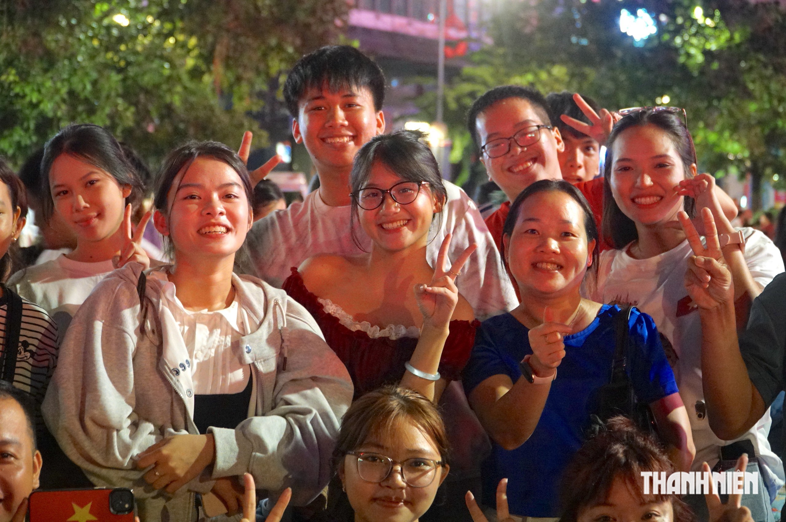 Biển người phủ kín trung tâm TP.HCM ngắm pháo hoa rực sáng mừng Quốc khánh 2.9 - Ảnh 4.