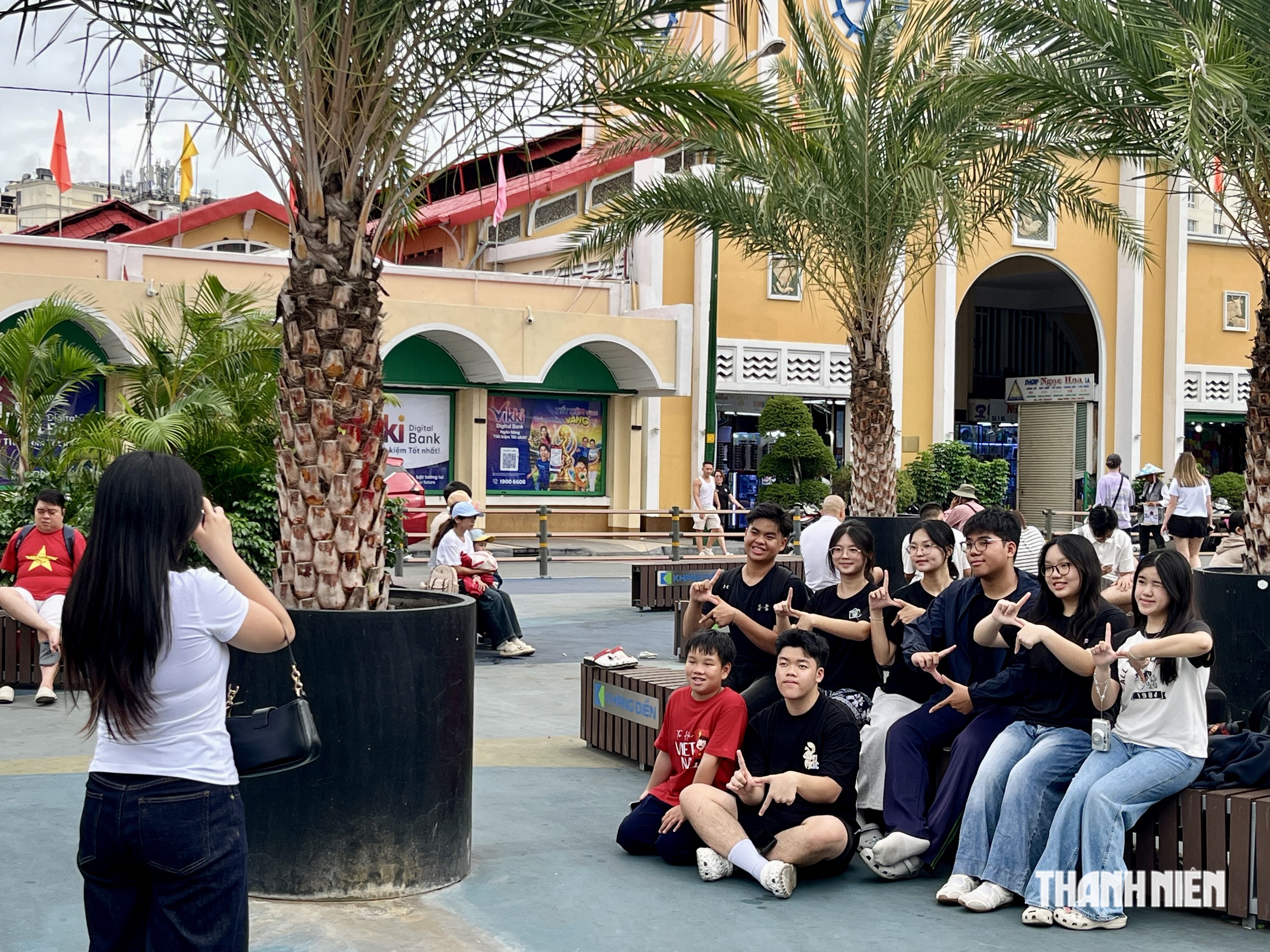 Người trẻ diện đồ, kéo nhau check-in Chợ Bến Thành, Dinh Độc Lập lễ 2.9 - Ảnh 6.