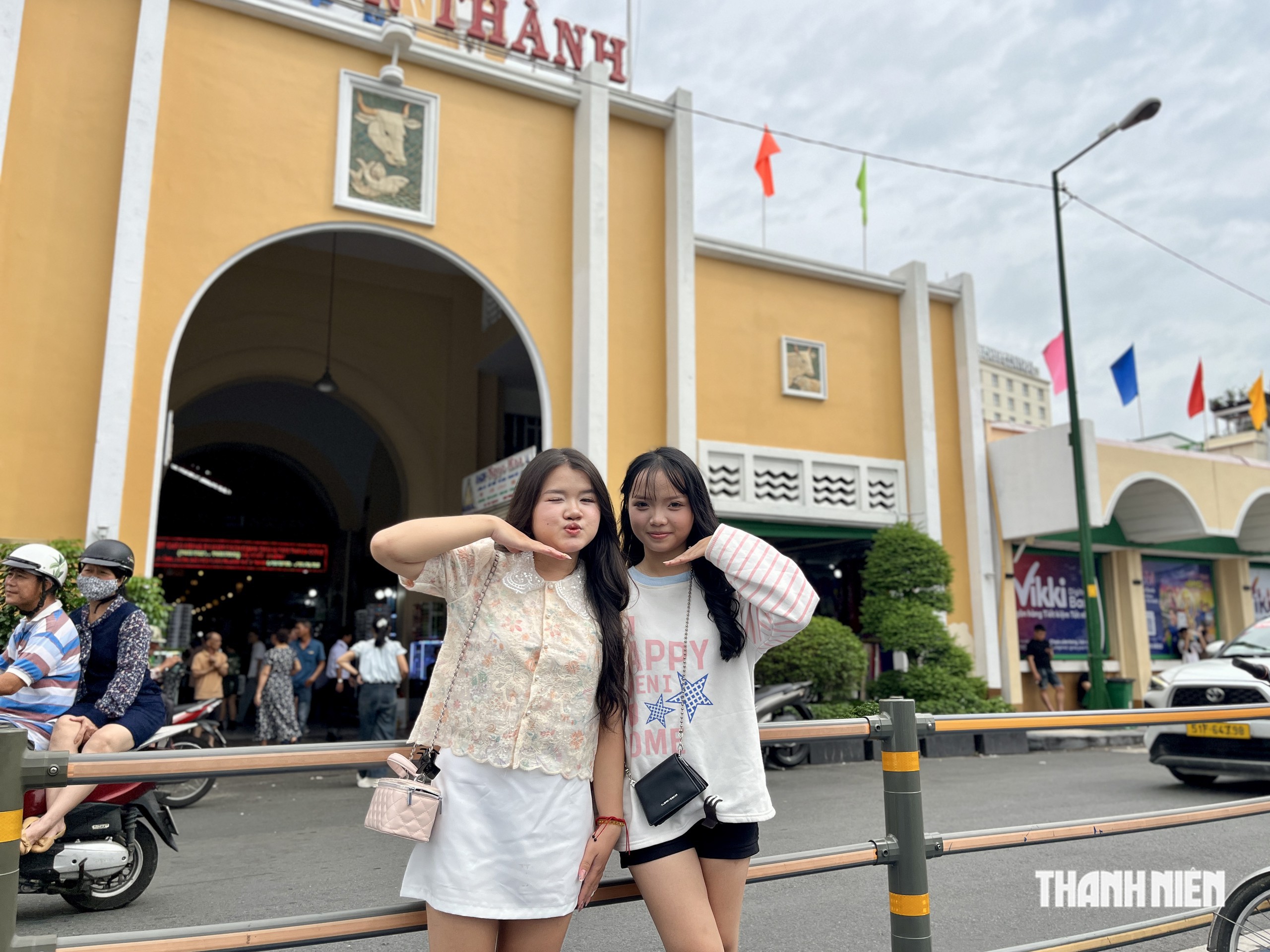 Người trẻ diện đồ, kéo nhau check-in Chợ Bến Thành, Dinh Độc Lập lễ 2.9 - Ảnh 9.
