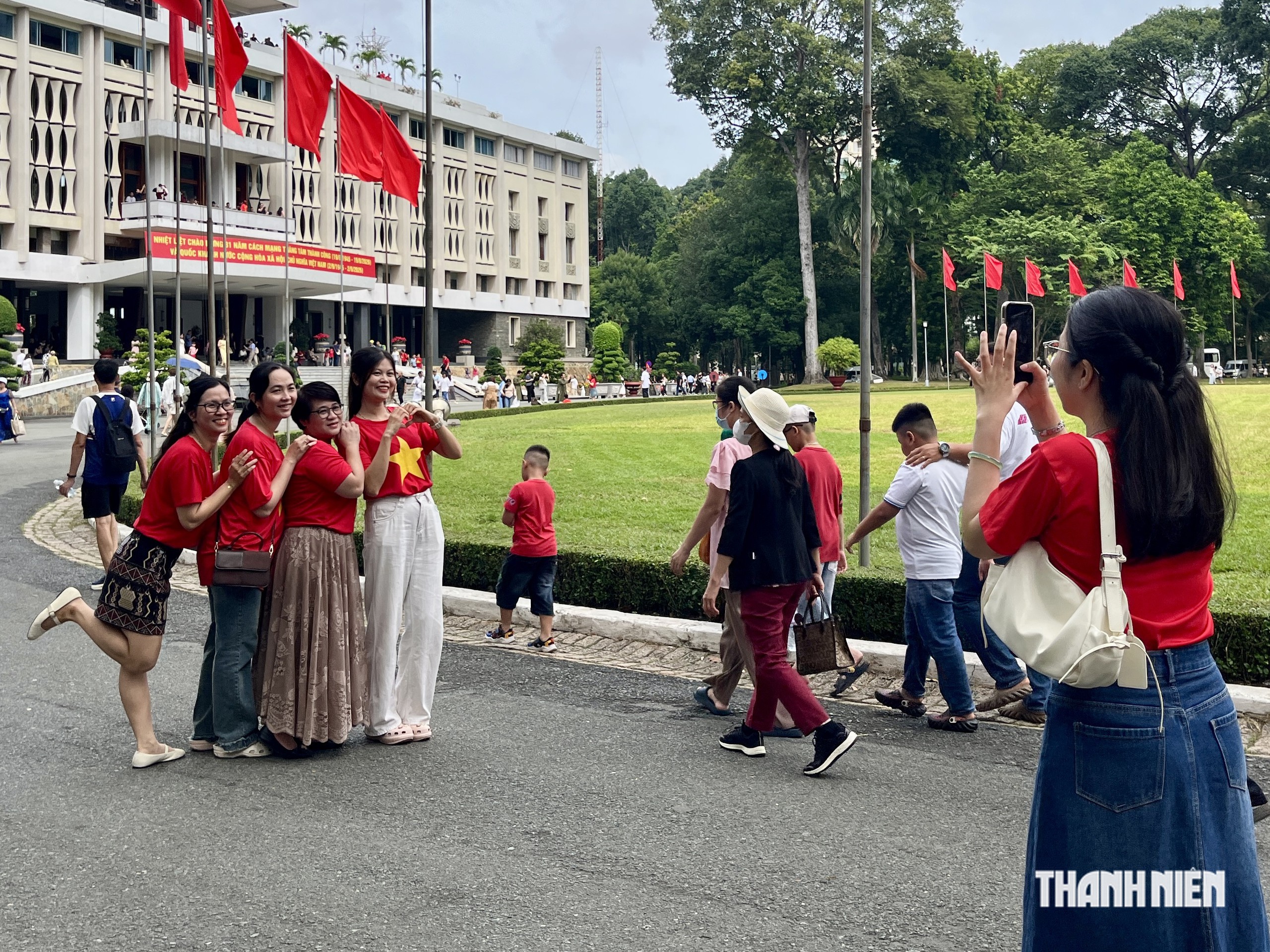 Người trẻ diện đồ, kéo nhau check-in Chợ Bến Thành, Dinh Độc Lập lễ 2.9 - Ảnh 14.