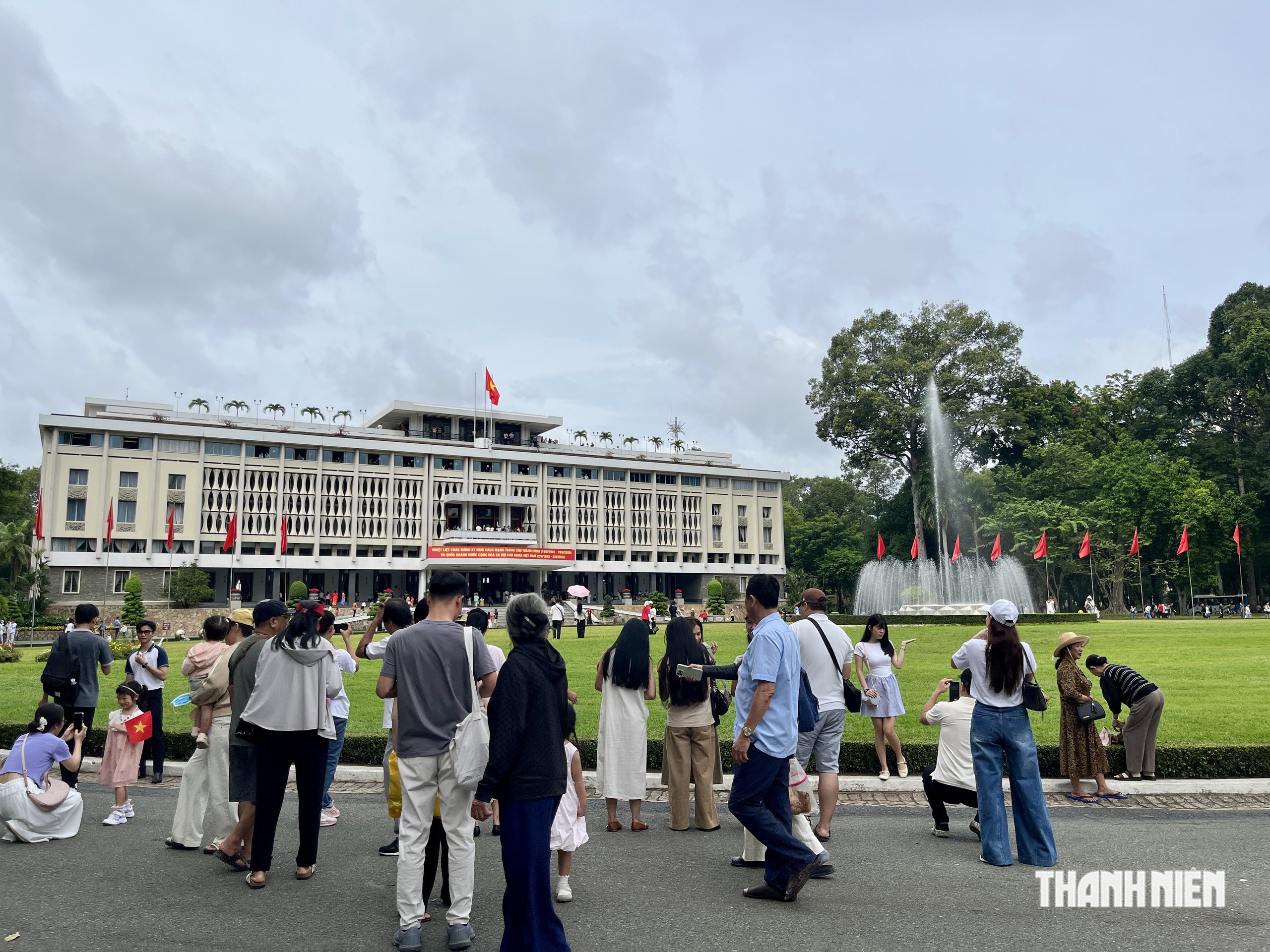 Người trẻ diện đồ, kéo nhau check-in Chợ Bến Thành, Dinh Độc Lập lễ 2.9 - Ảnh 12.