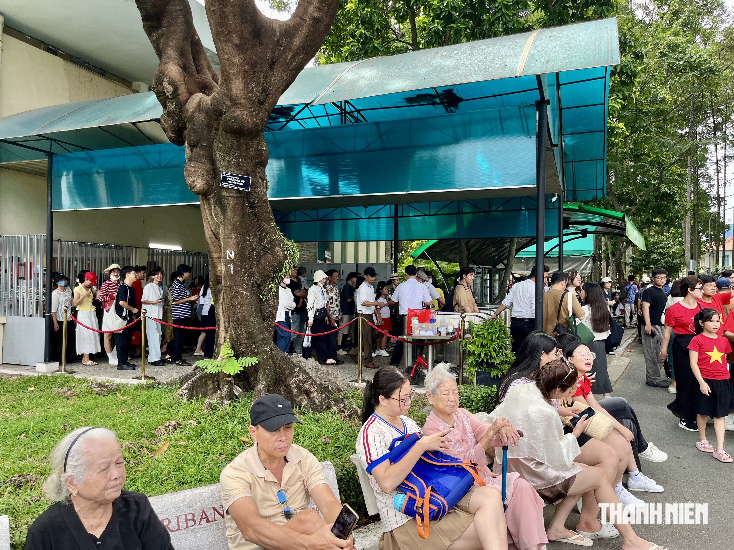 Người trẻ diện đồ, kéo nhau check-in Chợ Bến Thành, Dinh Độc Lập lễ 2.9 - Ảnh 11.