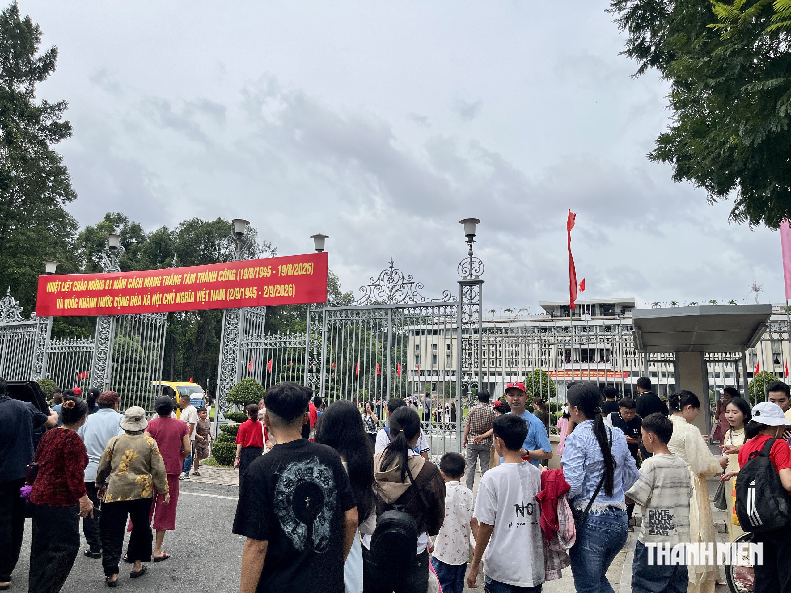 Người trẻ diện đồ, kéo nhau check-in Chợ Bến Thành, Dinh Độc Lập lễ 2.9 - Ảnh 10.