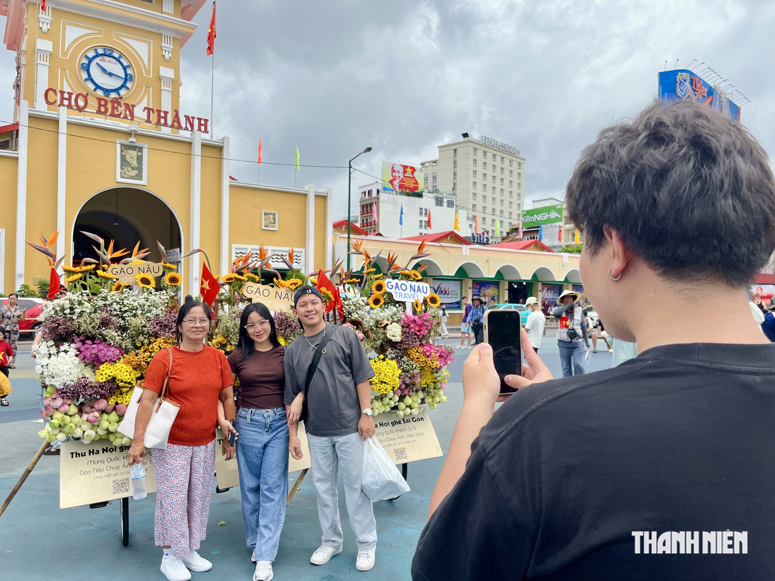 Người trẻ diện đồ, kéo nhau check-in Chợ Bến Thành, Dinh Độc Lập lễ 2.9 - Ảnh 2.