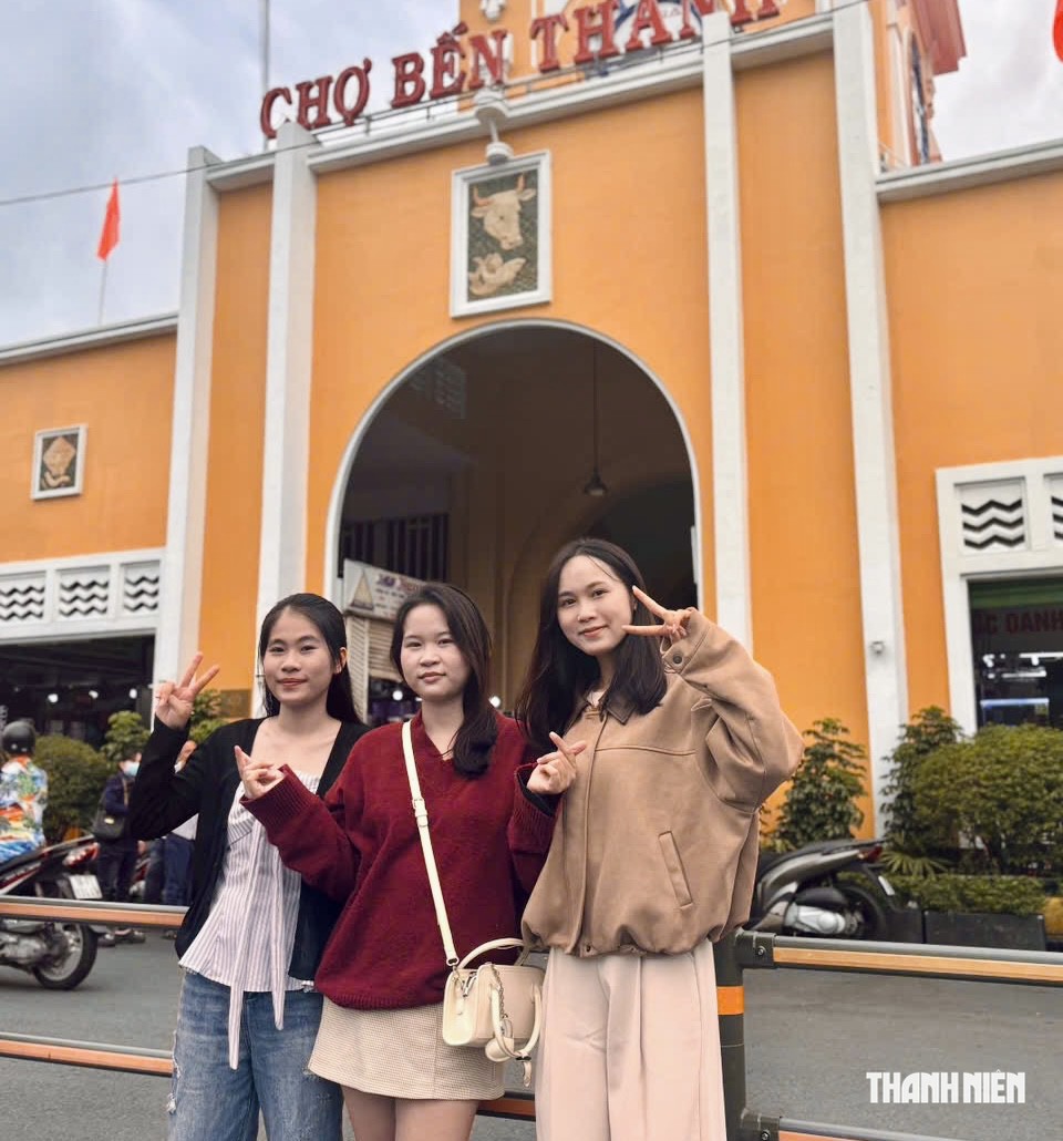 Người trẻ diện đồ, kéo nhau check-in Chợ Bến Thành, Dinh Độc Lập lễ 2.9 - Ảnh 3.
