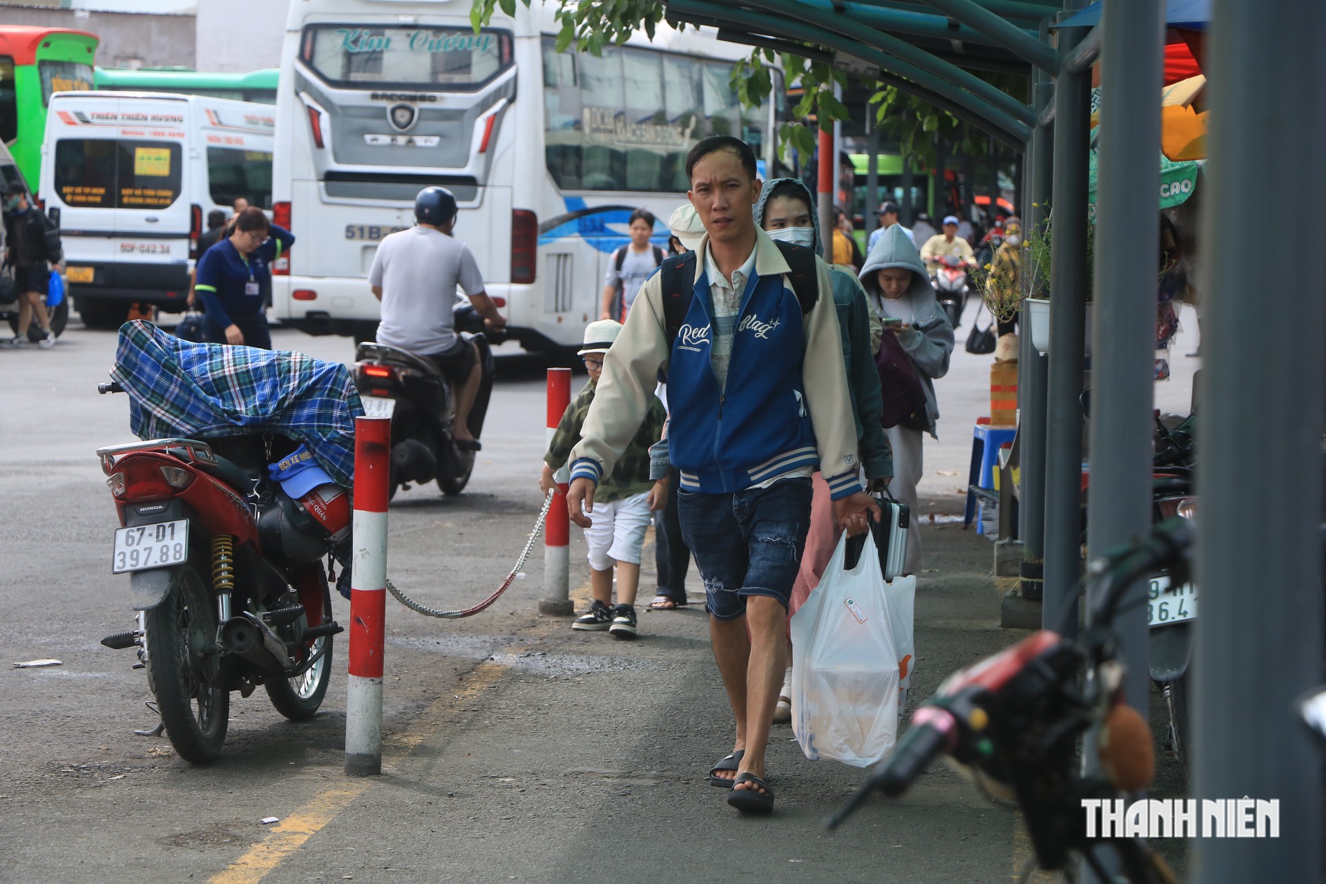 Trưa nay, đông người về quê nghỉ lễ 2.9 trở lại TP.HCM: 'Tối đi xem pháo hoa!' - Ảnh 8.