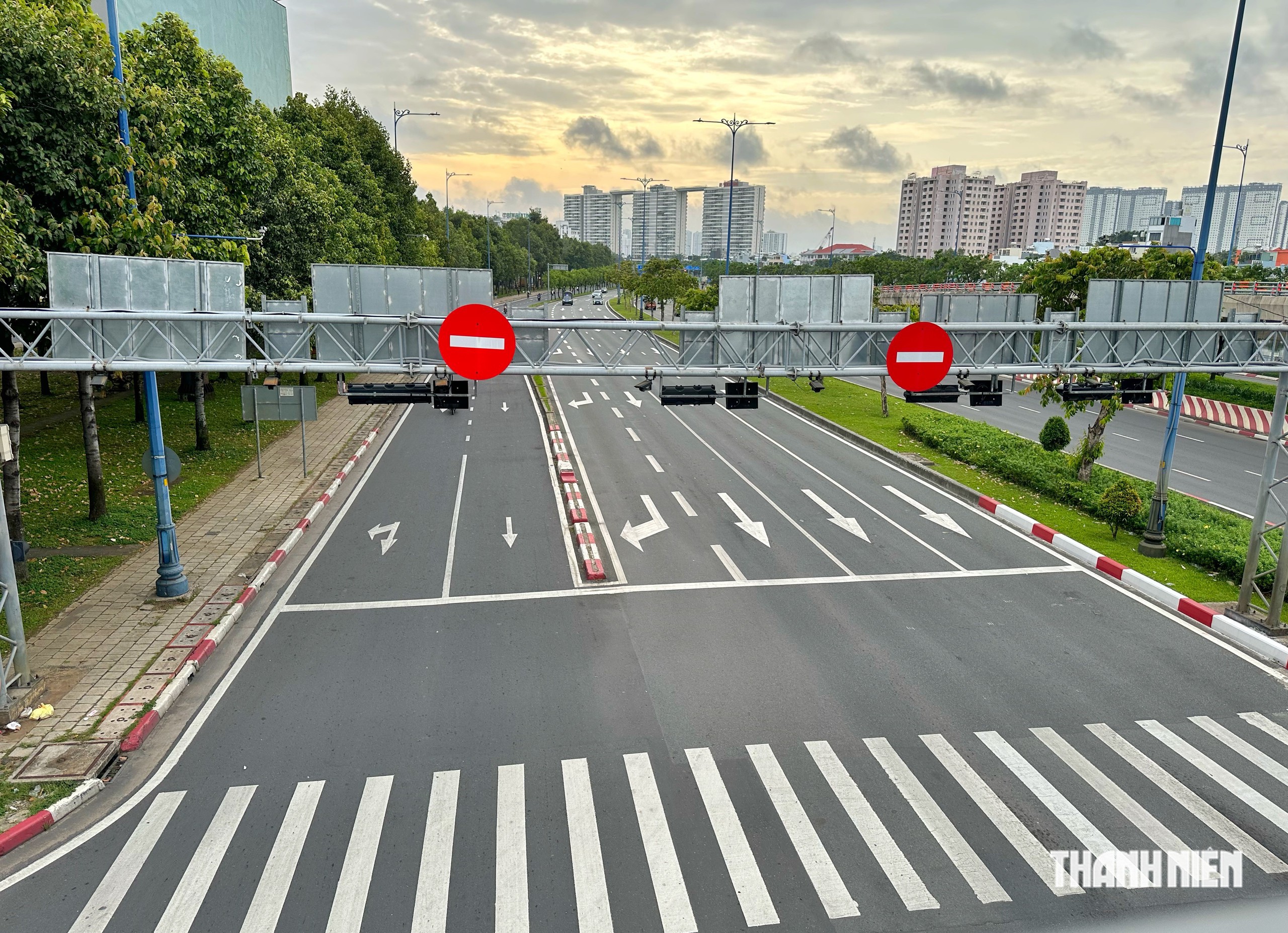 Ngắm đường phố TP.HCM sáng nay ngày Quốc khánh 2.9 thông thoáng, rợp cờ đỏ sao vàng - Ảnh 2.