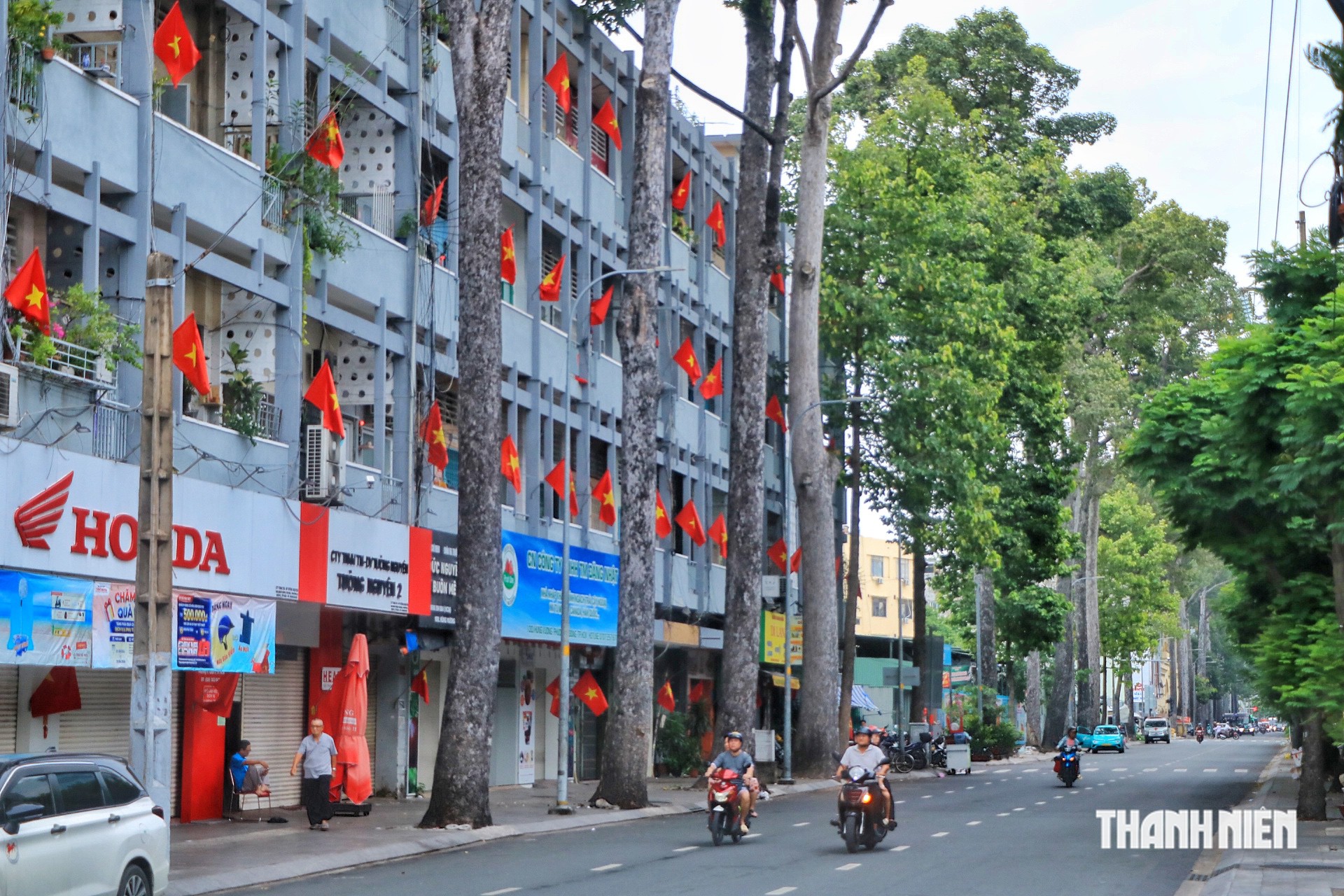 Ngắm đường phố TP.HCM sáng nay ngày Quốc khánh 2.9 thông thoáng, rợp cờ đỏ sao vàng - Ảnh 4.