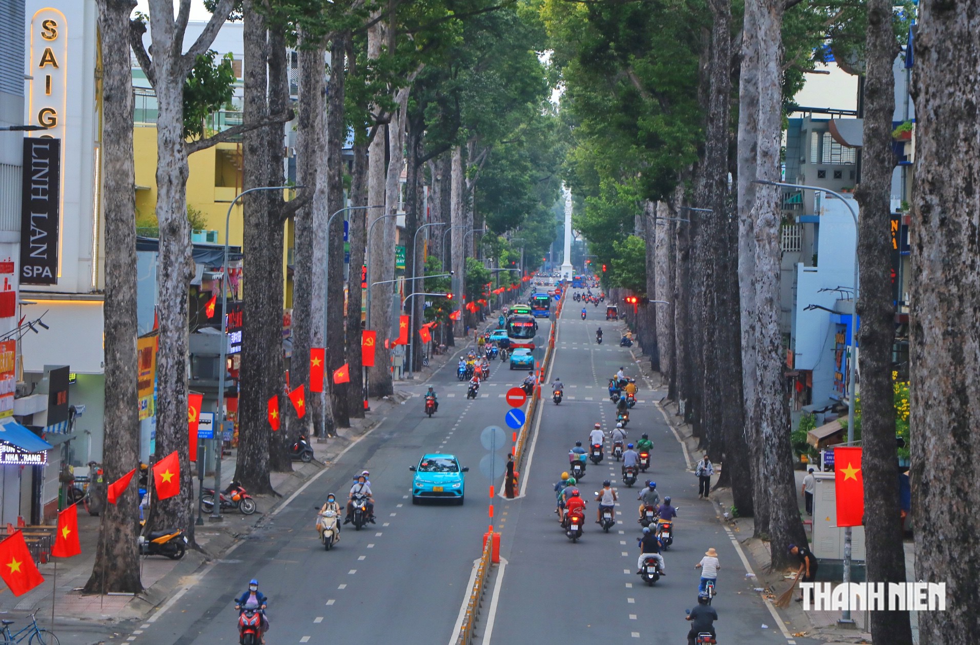 Ngắm đường phố TP.HCM sáng nay ngày Quốc khánh 2.9 thông thoáng, rợp cờ đỏ sao vàng - Ảnh 7.