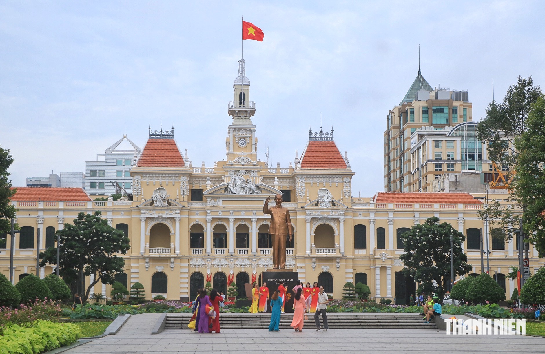 Ngắm đường phố TP.HCM sáng nay ngày Quốc khánh 2.9 thông thoáng, rợp cờ đỏ sao vàng - Ảnh 9.