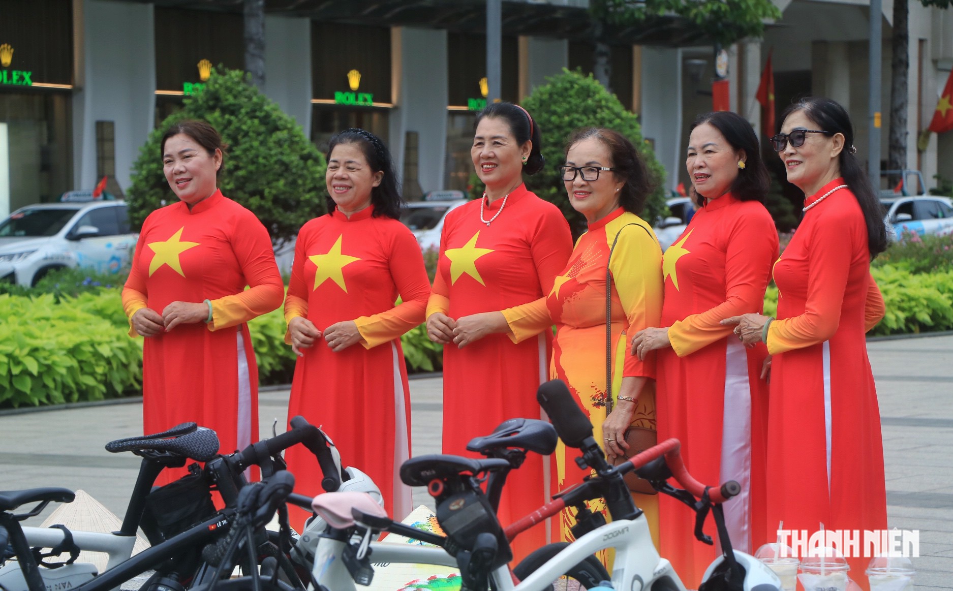Ngắm đường phố TP.HCM sáng nay ngày Quốc khánh 2.9 thông thoáng, rợp cờ đỏ sao vàng - Ảnh 11.