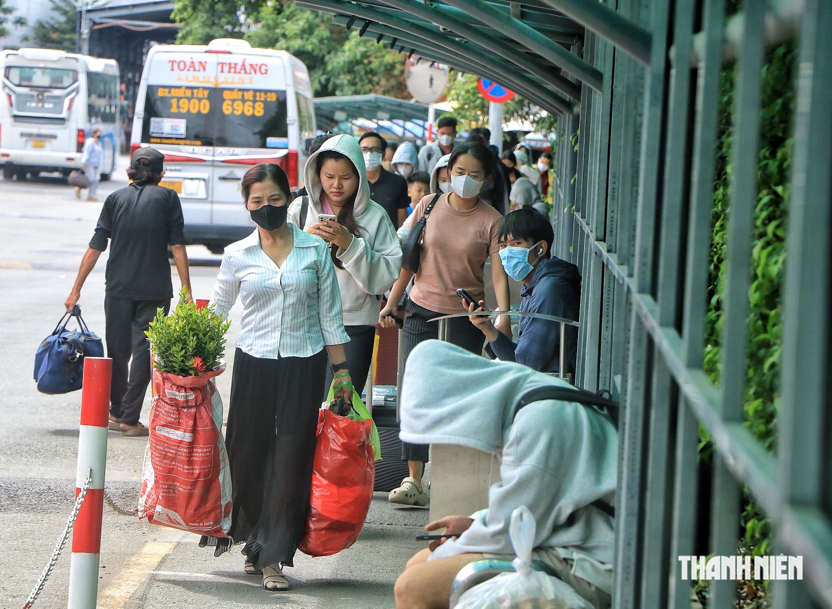 Trưa nay, đông người về quê nghỉ lễ 2.9 trở lại TP.HCM: 'Tối đi xem pháo hoa!' - Ảnh 1.