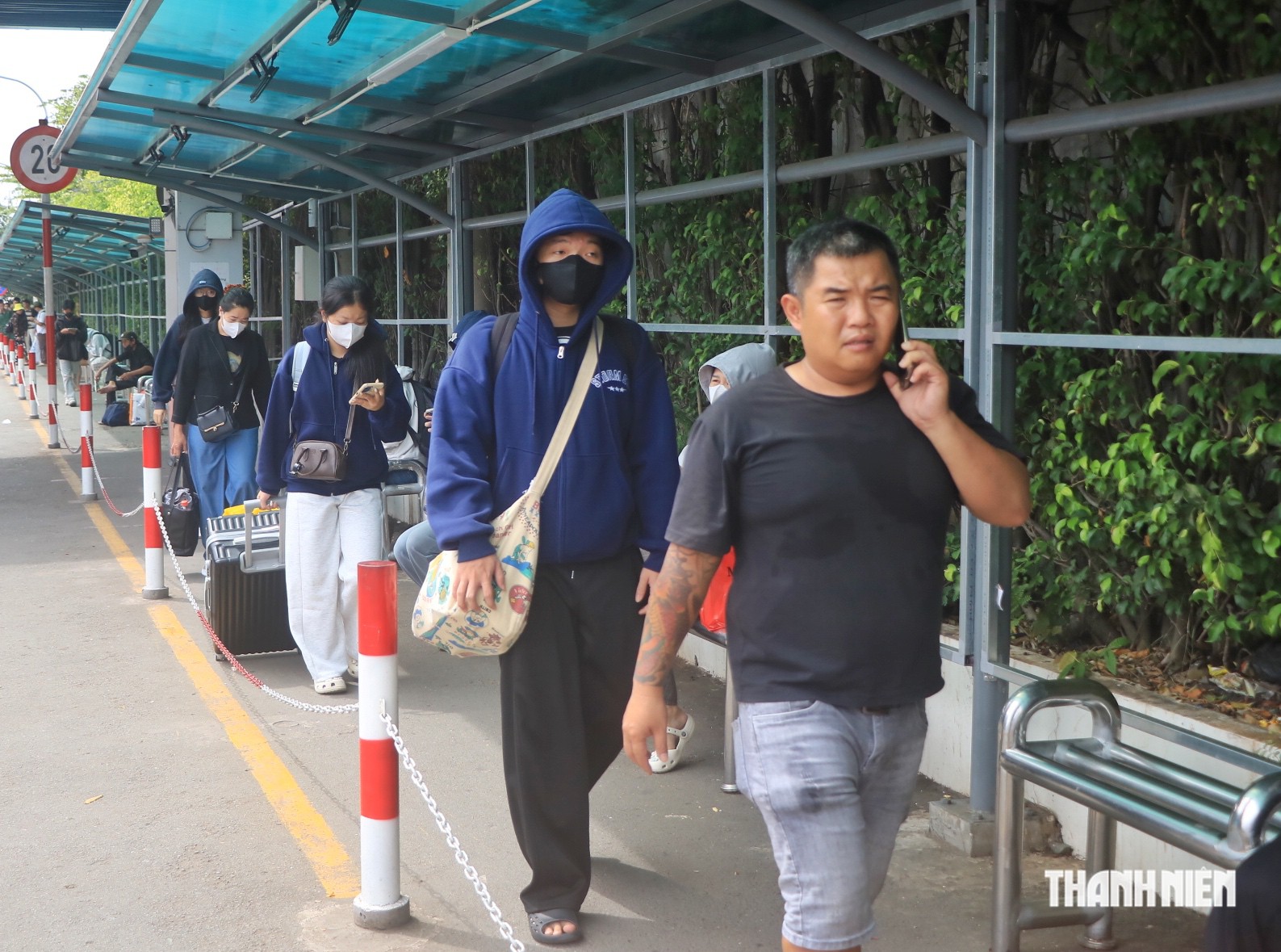 Trưa nay, đông người về quê nghỉ lễ 2.9 trở lại TP.HCM: 'Tối đi xem pháo hoa!' - Ảnh 9.