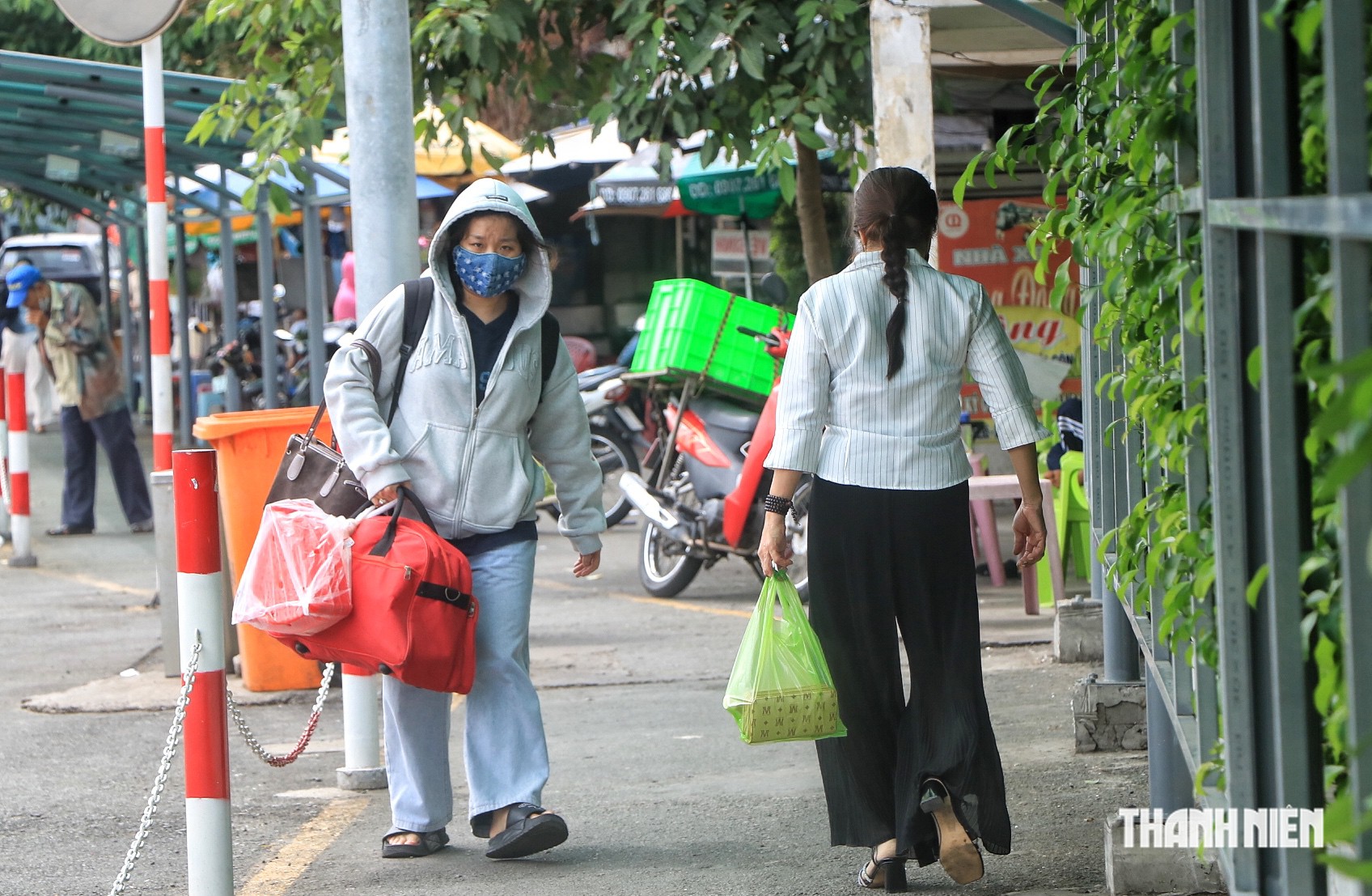 Trưa nay, đông người về quê nghỉ lễ 2.9 trở lại TP.HCM: 'Tối đi xem pháo hoa!' - Ảnh 5.