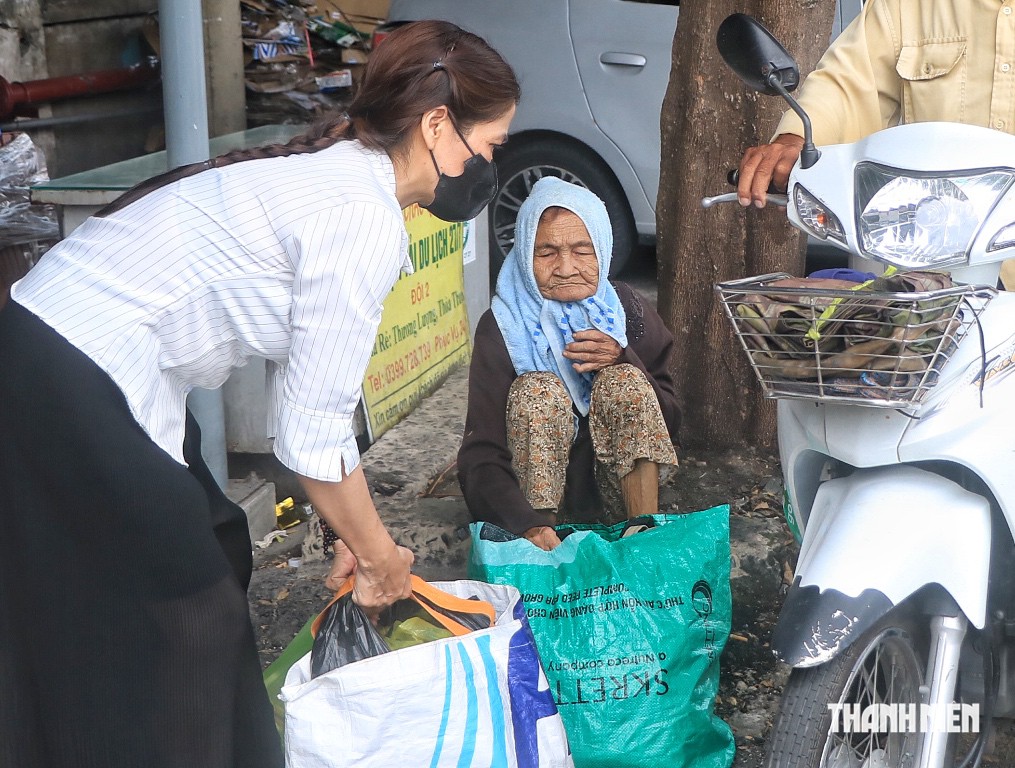 Trưa nay, đông người về quê nghỉ lễ 2.9 trở lại TP.HCM: 'Tối đi xem pháo hoa!' - Ảnh 6.