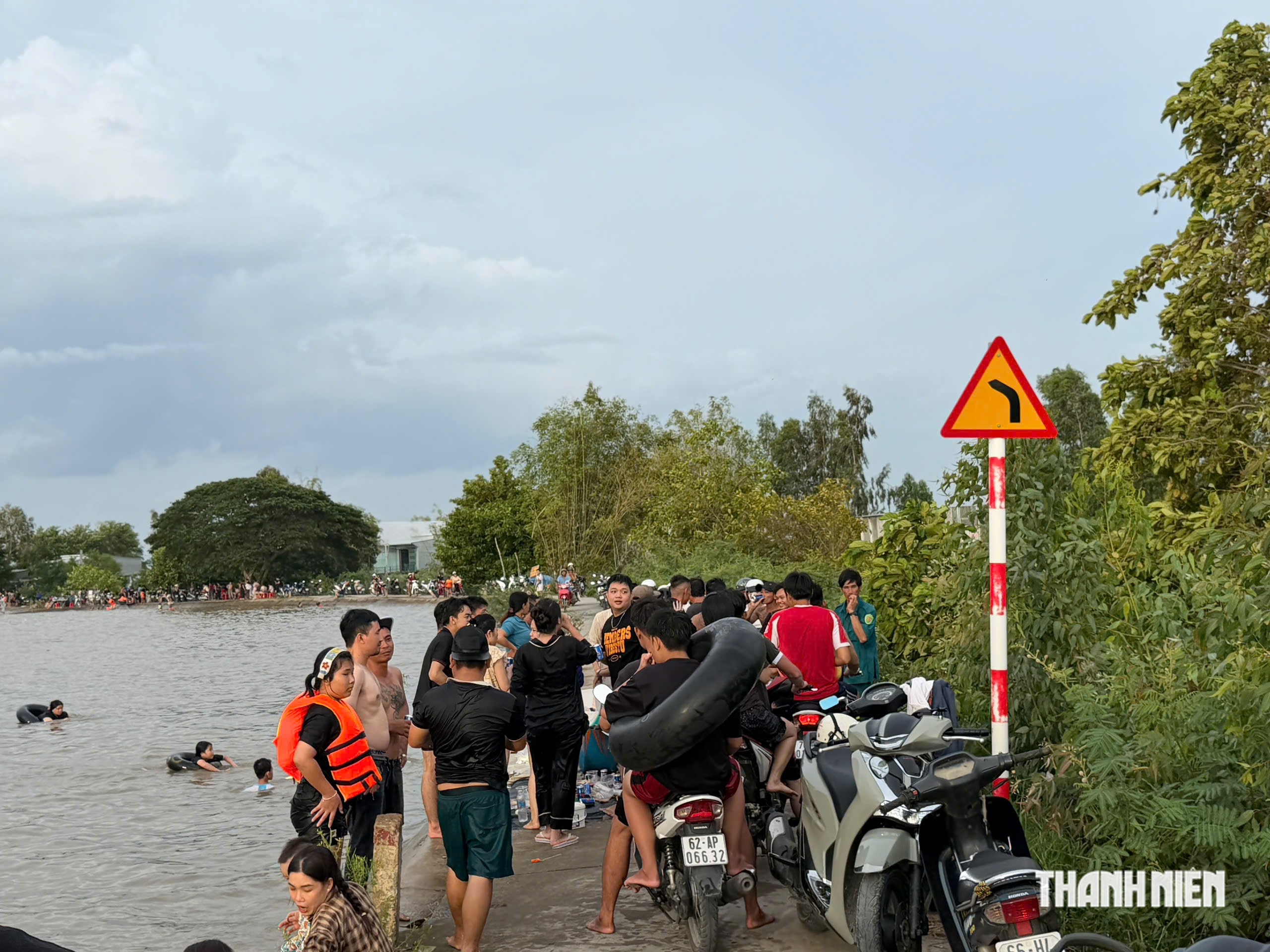 Cả ng&agrave;n người v&ugrave;ng bi&ecirc;n k&eacute;o nhau đi tắm đồng v&agrave;o dịp lễ - Ảnh 2.