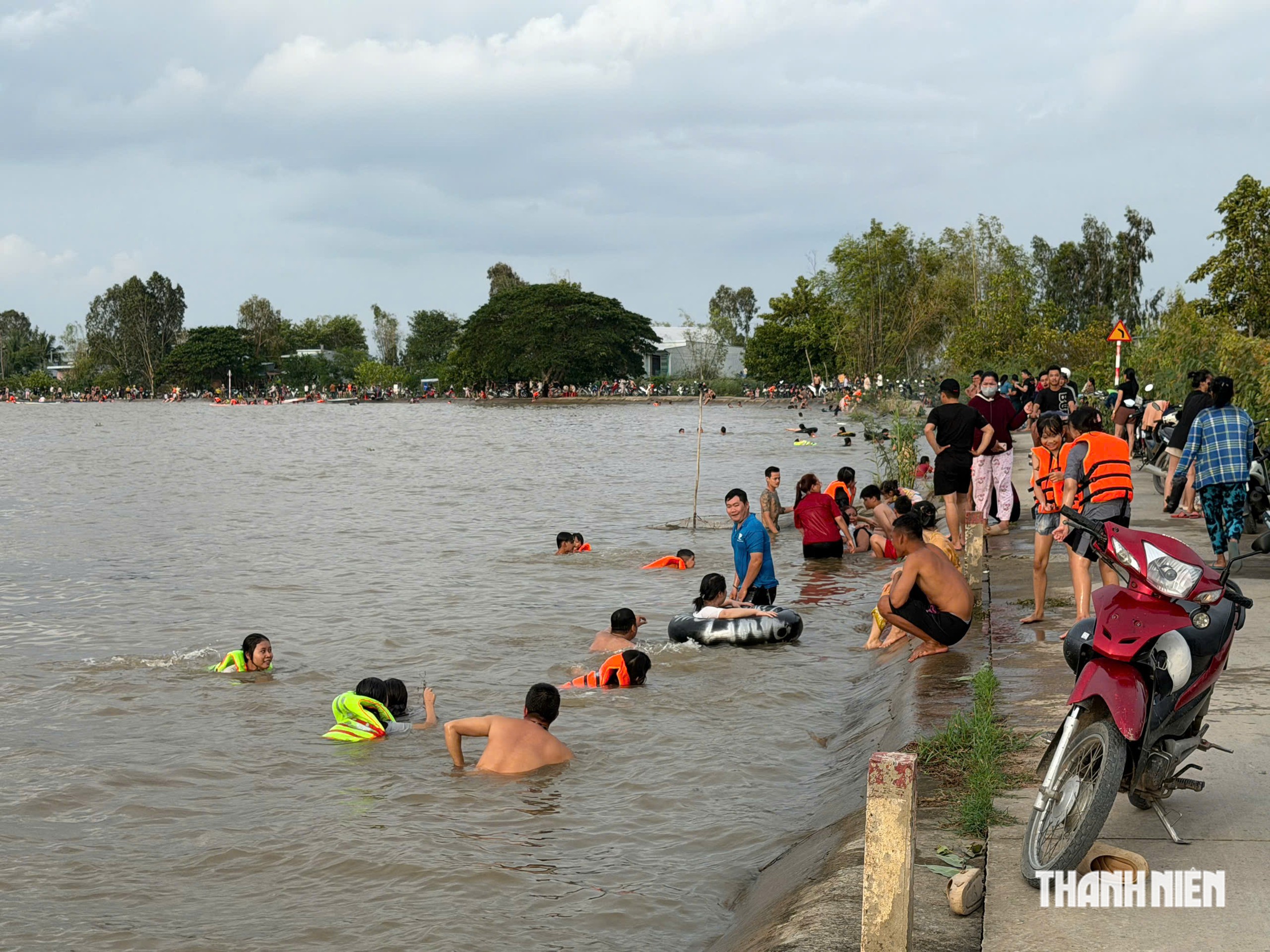 Cả ng&agrave;n người v&ugrave;ng bi&ecirc;n k&eacute;o nhau đi tắm đồng v&agrave;o dịp lễ - Ảnh 3.