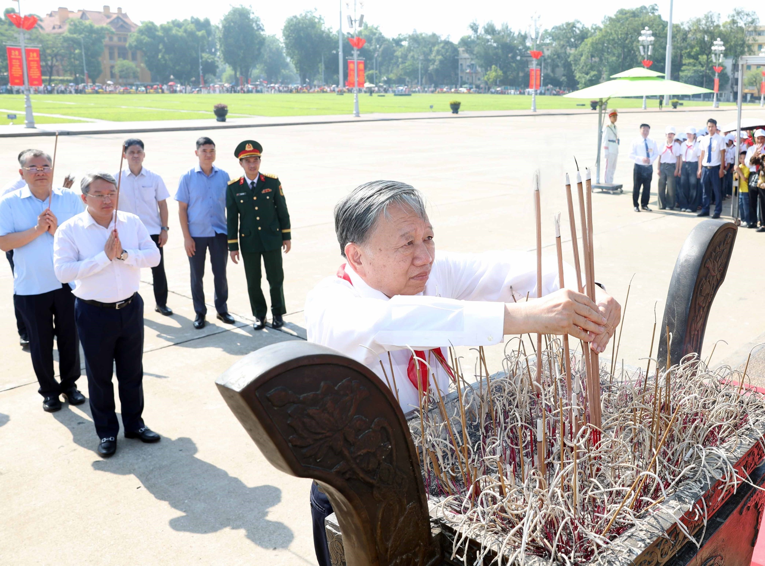 Tổng Bí thư, Chủ tịch nước Tô Lâm dâng hương tưởng nhớ Chủ tịch Hồ Chí Minh- Ảnh 1.