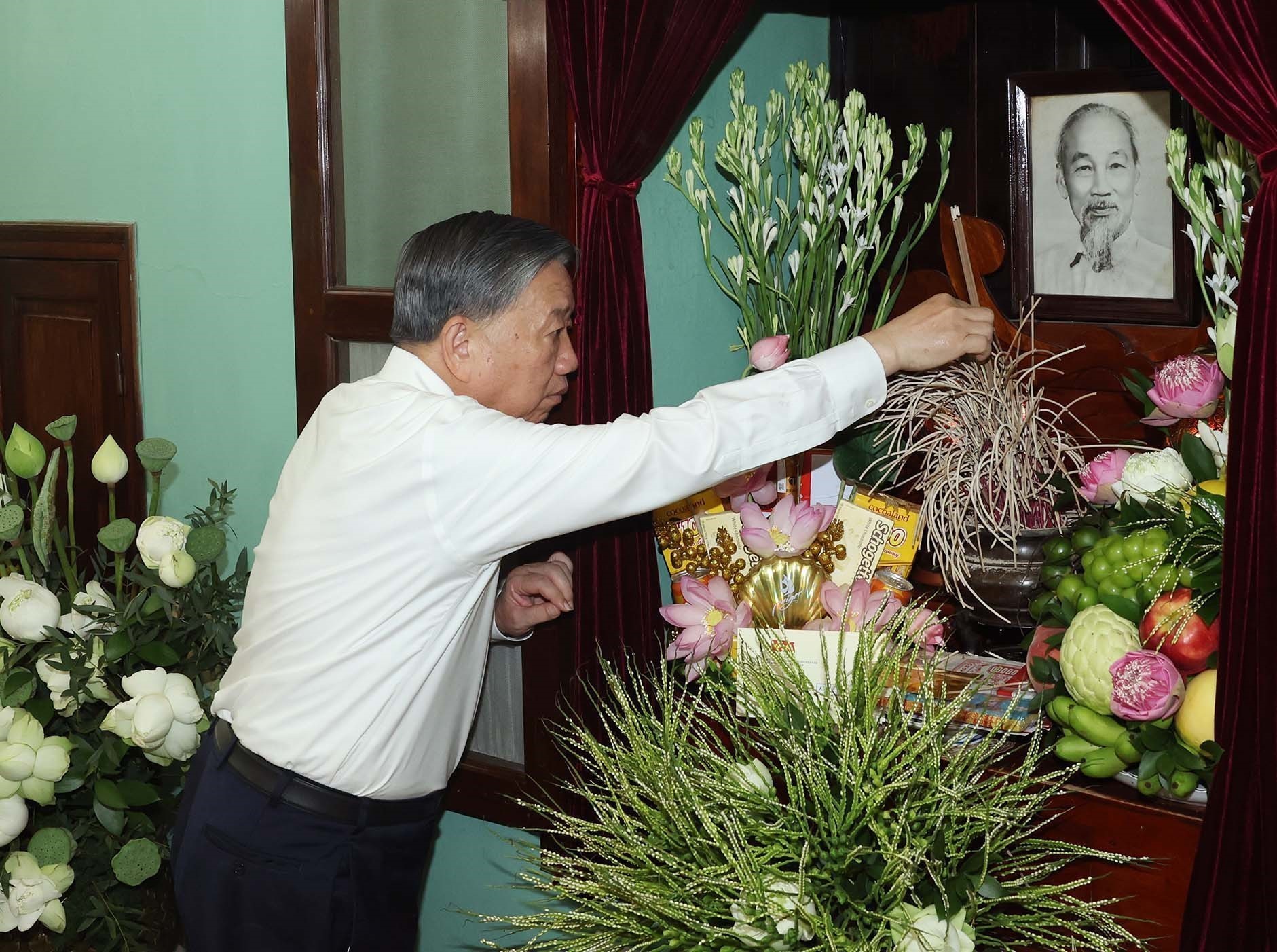 Tổng Bí thư, Chủ tịch nước Tô Lâm dâng hương tưởng nhớ Chủ tịch Hồ Chí Minh- Ảnh 2.
