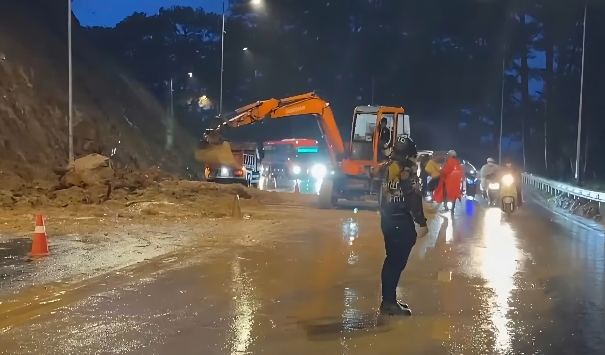 Đèo Prenn liên tiếp sạt lở, nhiều khối đá vẫn 'treo' trên cao- Ảnh 3.