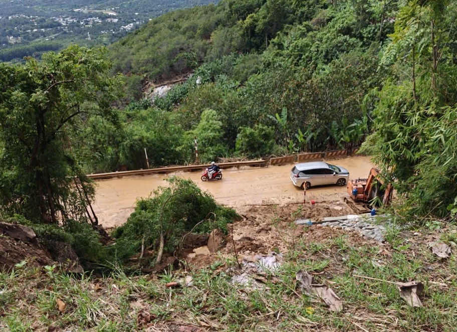 Đèo Sông Pha sạt lở do mưa lớn, tài xế cần lưu ý gì?- Ảnh 2.