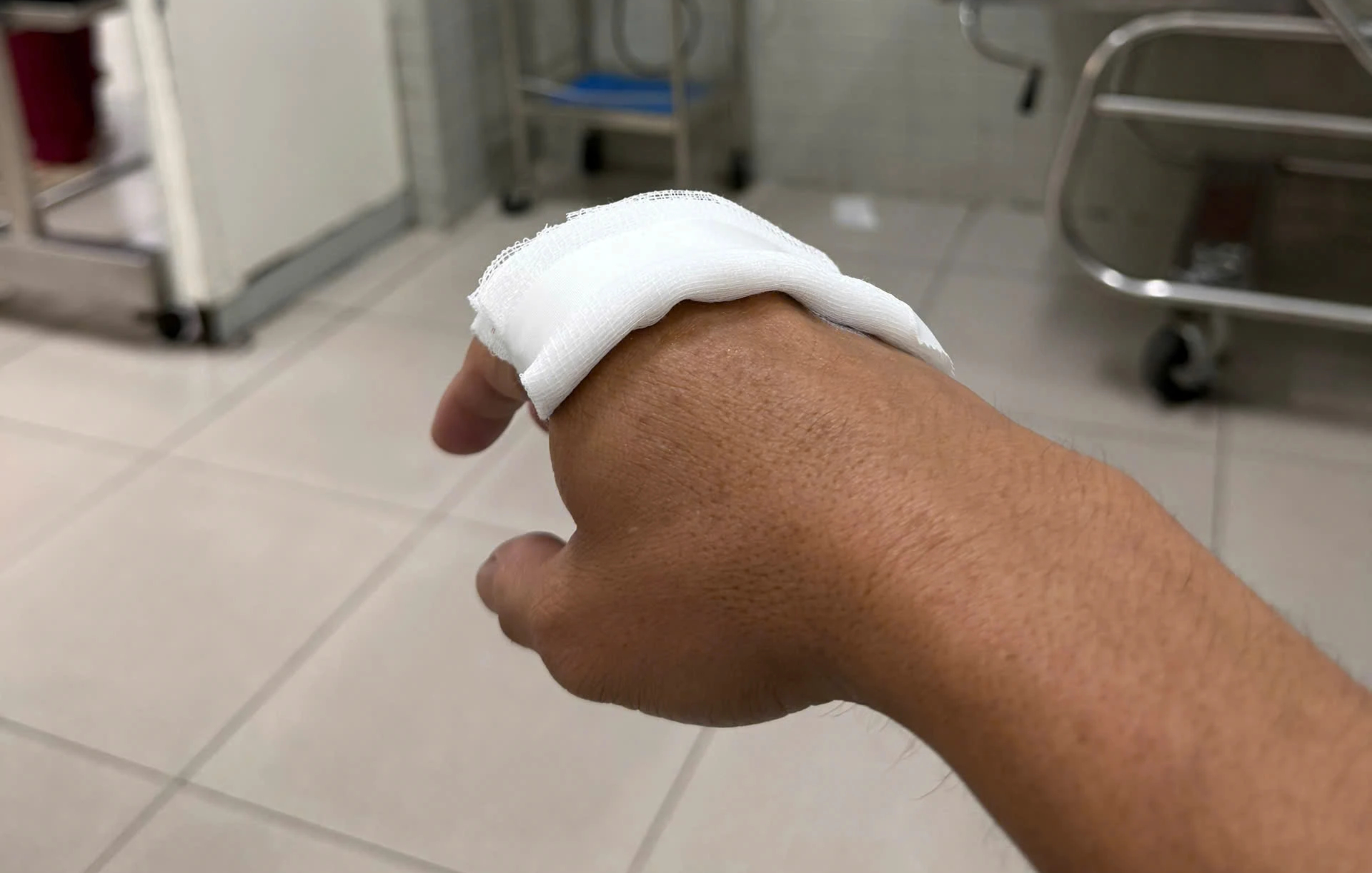 Vụ cháy nhà ở TP.HCM: Hợp sức phá cửa, cứu 5 người trong biển lửa- Ảnh 2.