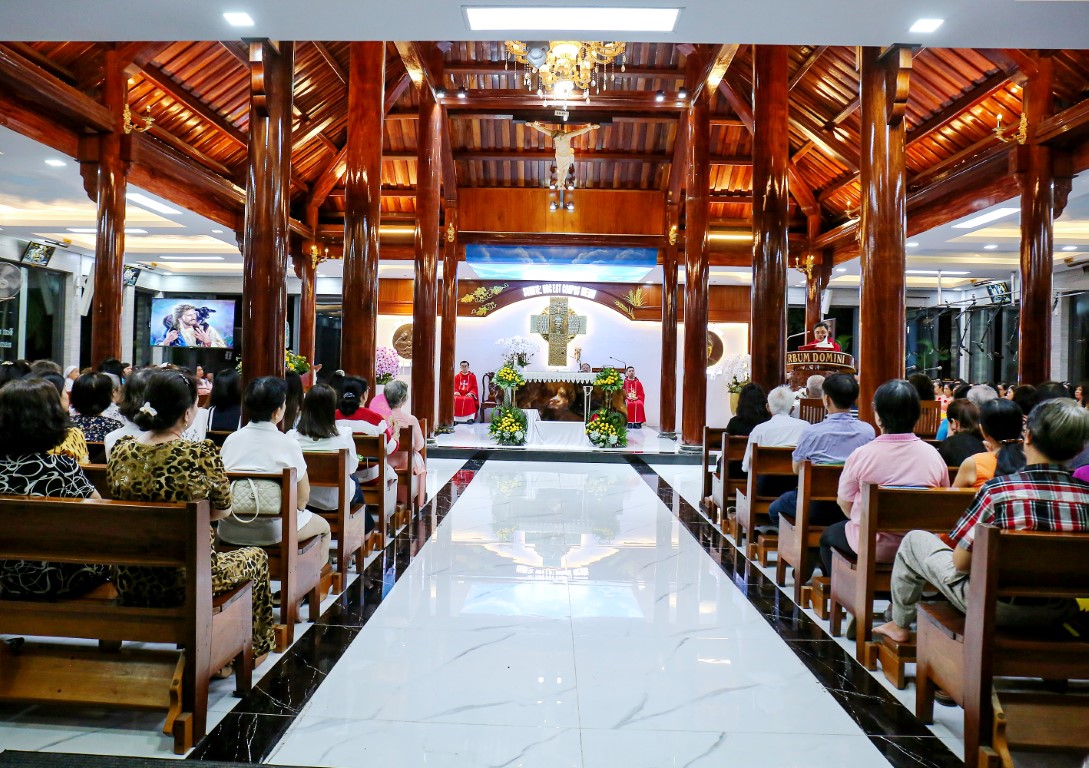 Nhà thờ gỗ 'xuyên thấu' ở TP.HCM có gì đặc biệt?- Ảnh 2.
