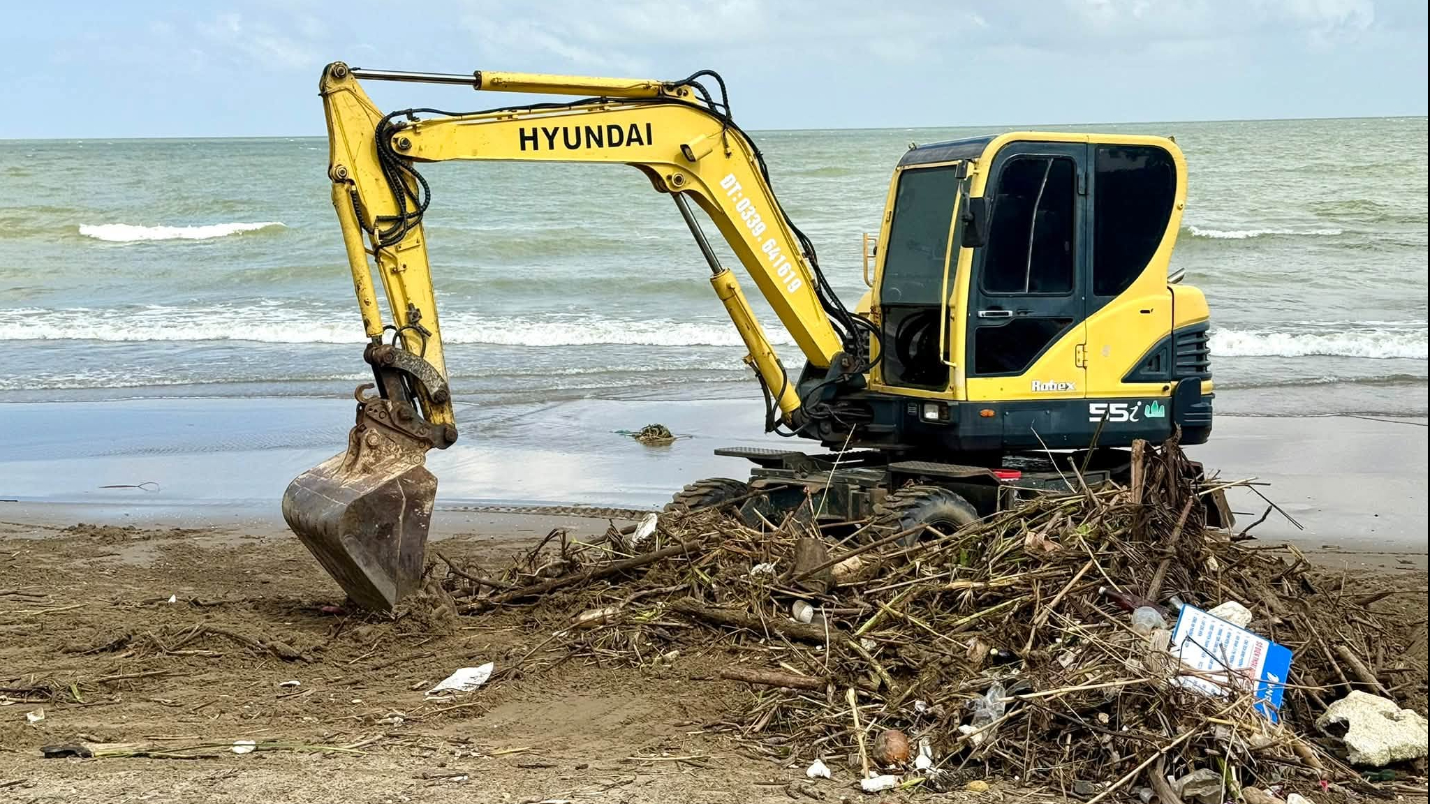 6.000 khối rác trôi dạt vào bãi biển Sầm Sơn- Ảnh 5.