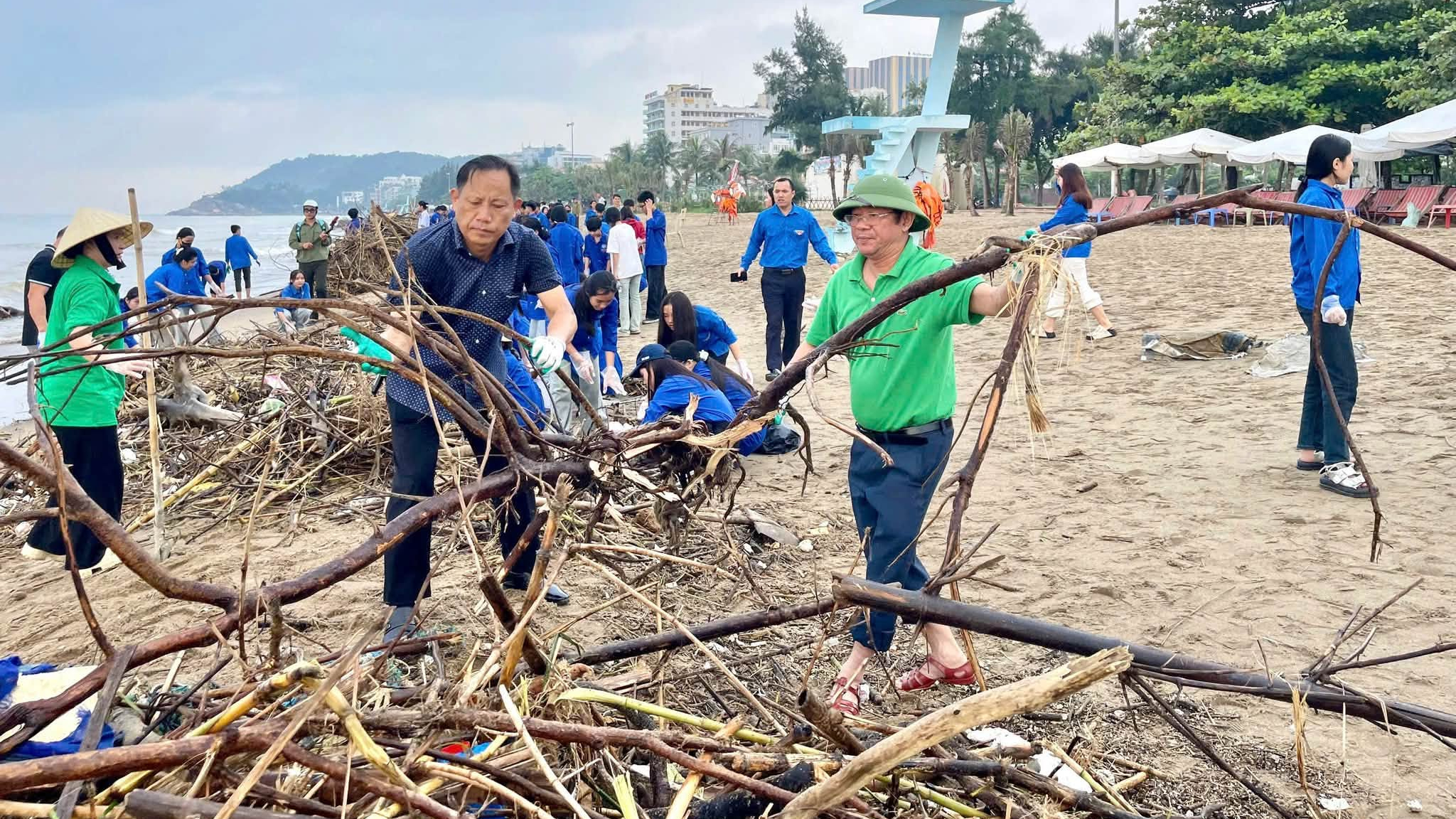 6.000 khối rác trôi dạt vào bãi biển Sầm Sơn- Ảnh 2.