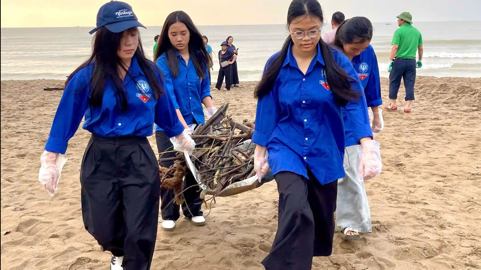 6.000 khối rác trôi dạt vào bãi biển Sầm Sơn- Ảnh 8.